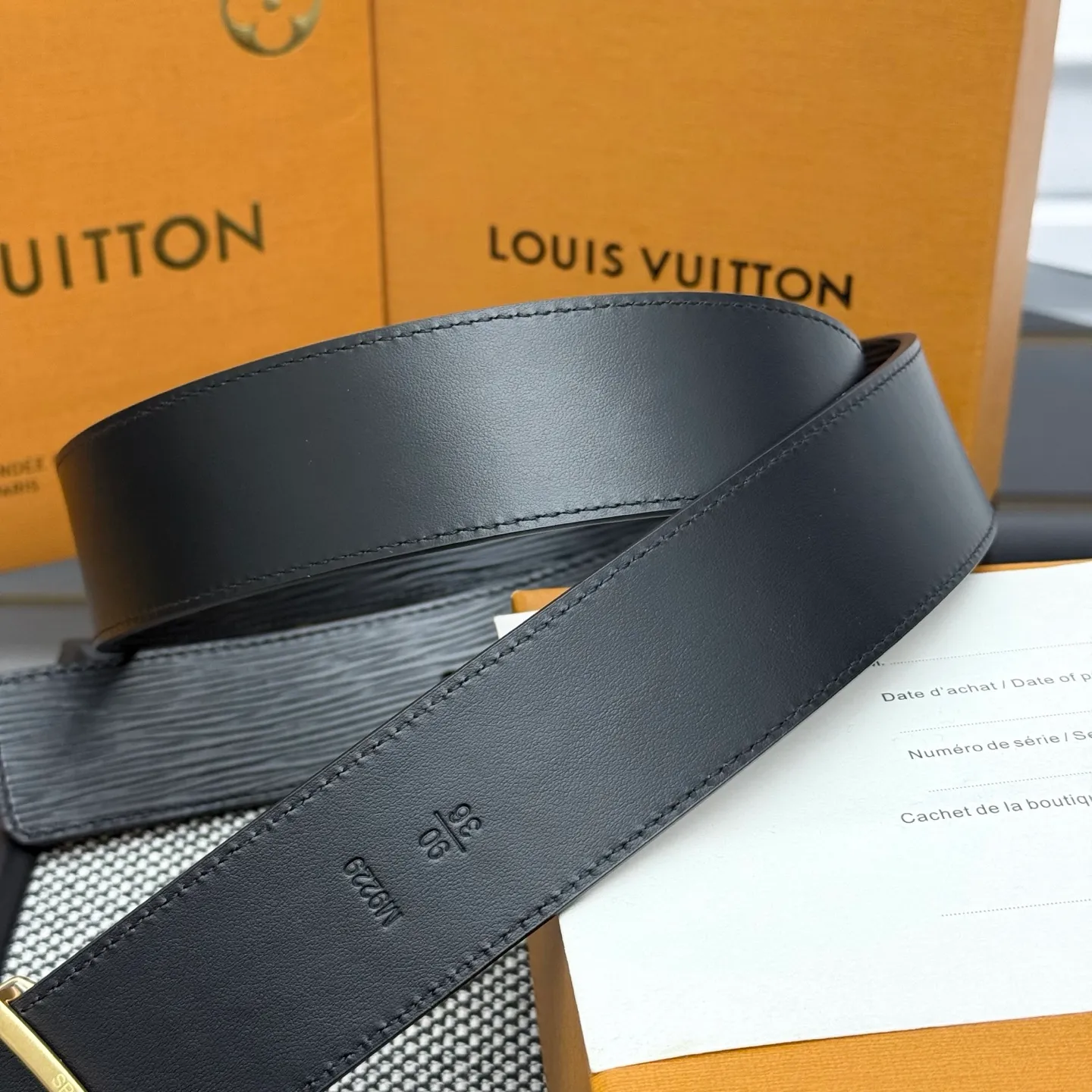 💰480💰Full package💰 💍Purchasing-grade LV⚡️🌹Dimension double-sided belt combines creative heritage with gorgeous street style, highlighting the fashion vision of creative director Pharrell Williams. Monogram canvas covers the outer layer, and the LV Dimension metal buckle shimmers with subtle luster, making it possible to express your personality in various occasions.