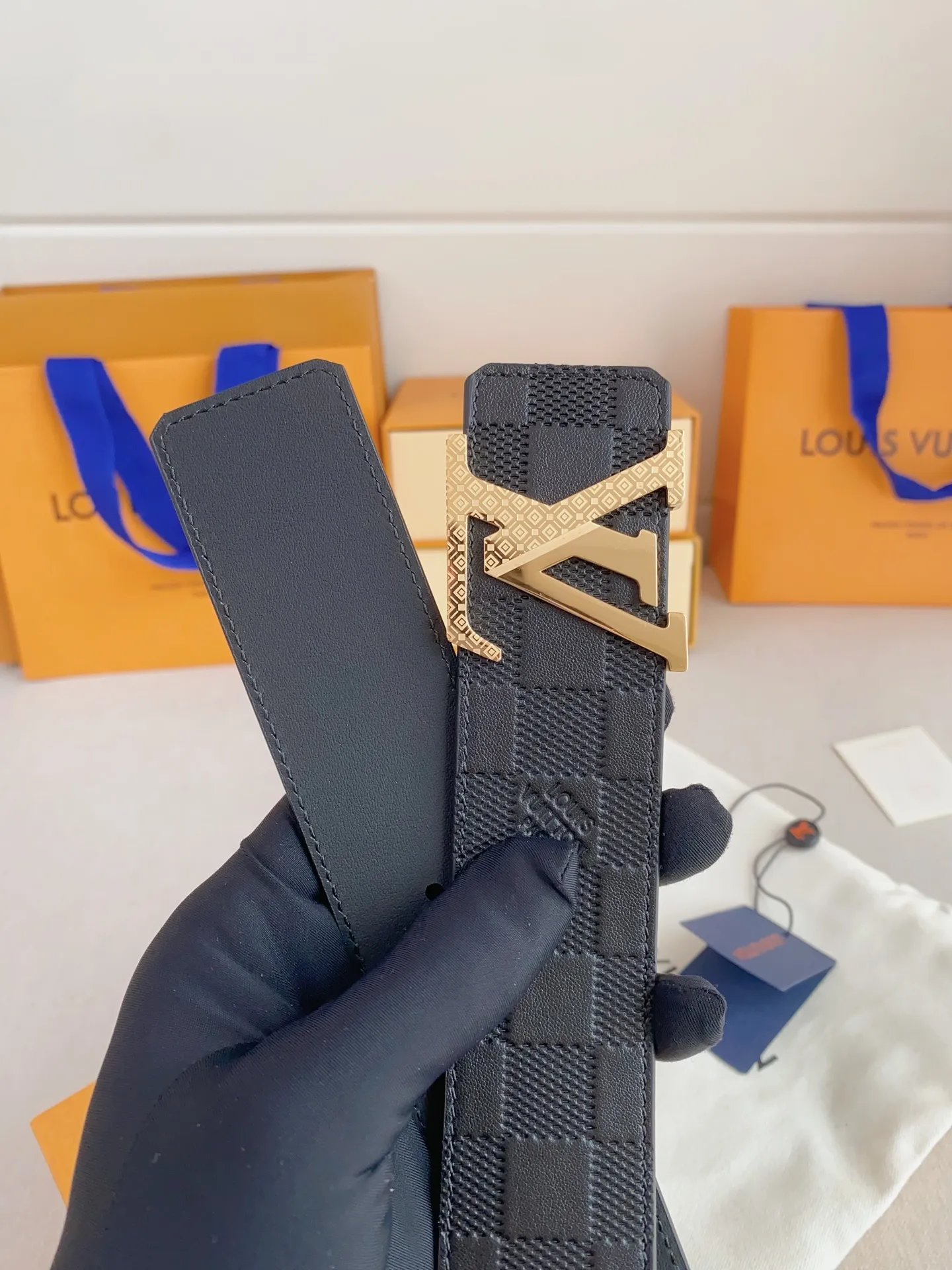 💰480💰Full package💰 💍Purchasing-grade LV⚡️🌹Luxurious modern Taurillon leather, decorated with the elegant and elegant iconic ⚡️🌹LV initials. Soft and strong belt ⚡️🌹Double-sided imported cowhide can be used on both sides; can be matched with various clothing from dresses to casual wear. Width 4.0cm