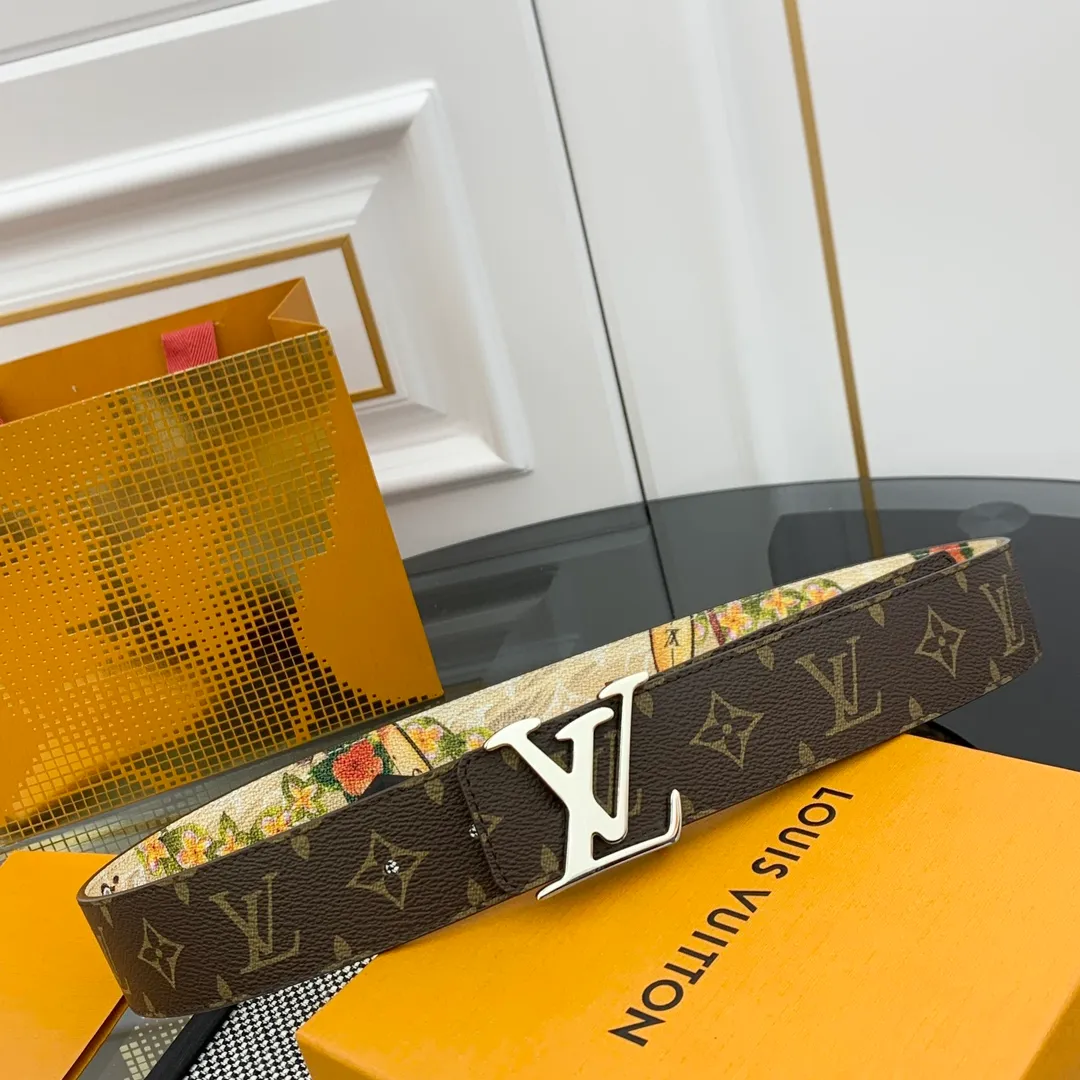 💰480💰Full package💰 💍Purchase-grade LV Louis Vuitton [New product] Genuine version Width 40MM The 2024 early autumn men's wear series follows the footsteps of Dandy sailors and embarks on a global journey. This LV Tag reversible belt has a surf-style pattern on one side, evoking memories of tropical island trips, and flips it over to reveal the classic Monogram element. LV Tag buckle adds another touch of attention