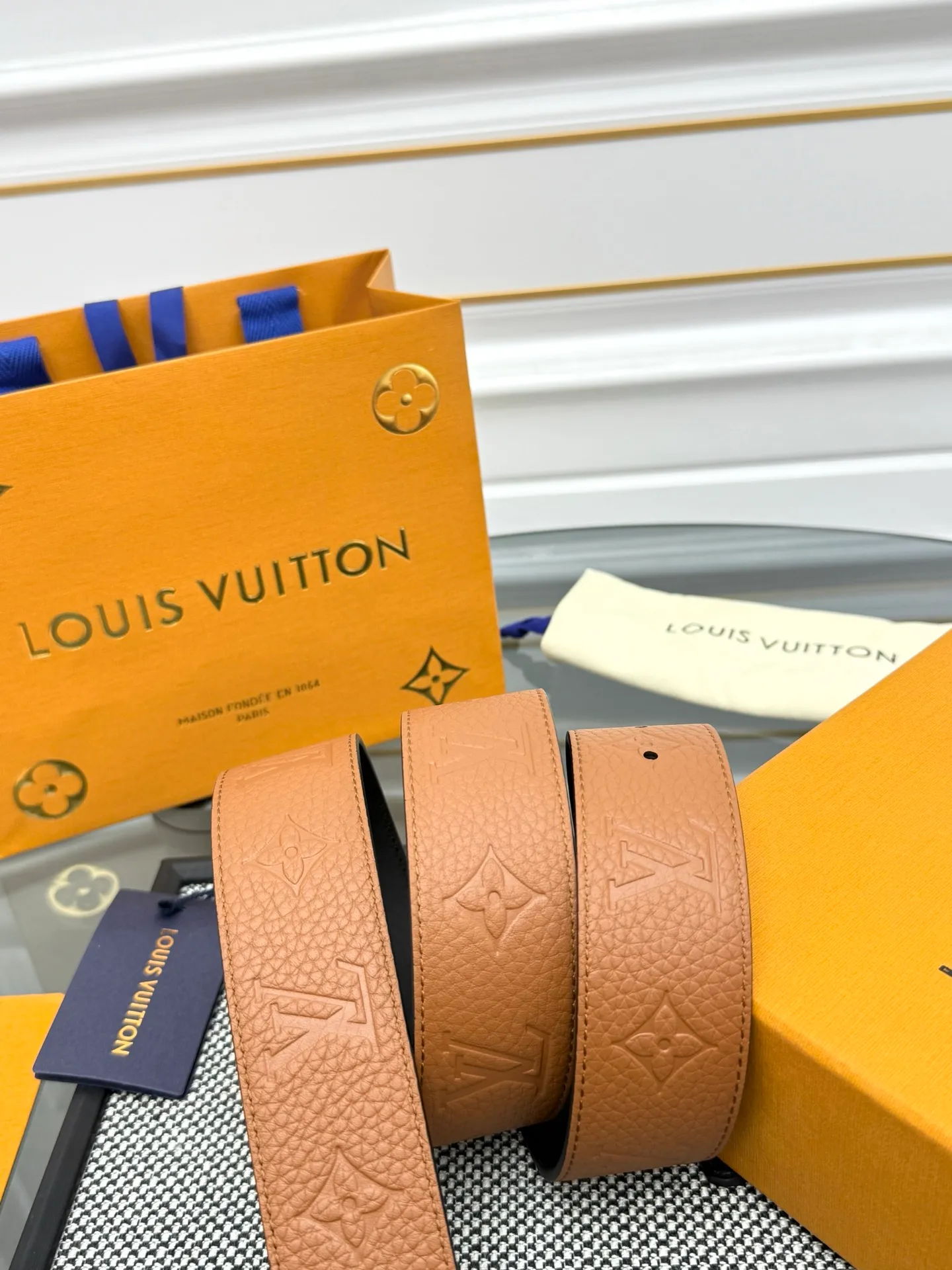 💰520💰Full package💰 💍Purchase level LV⚡️🌹Trendy men's wear New belt L V NEW Width 4cm The belt surface is made of imported Togo pebbles embossed with floral patterns. Pure black original calfskin bottom. Excellent hand feel. Paired with exquisite buckles of the same color as the belt. Multi-color🉑selected. Matches original packaging📦