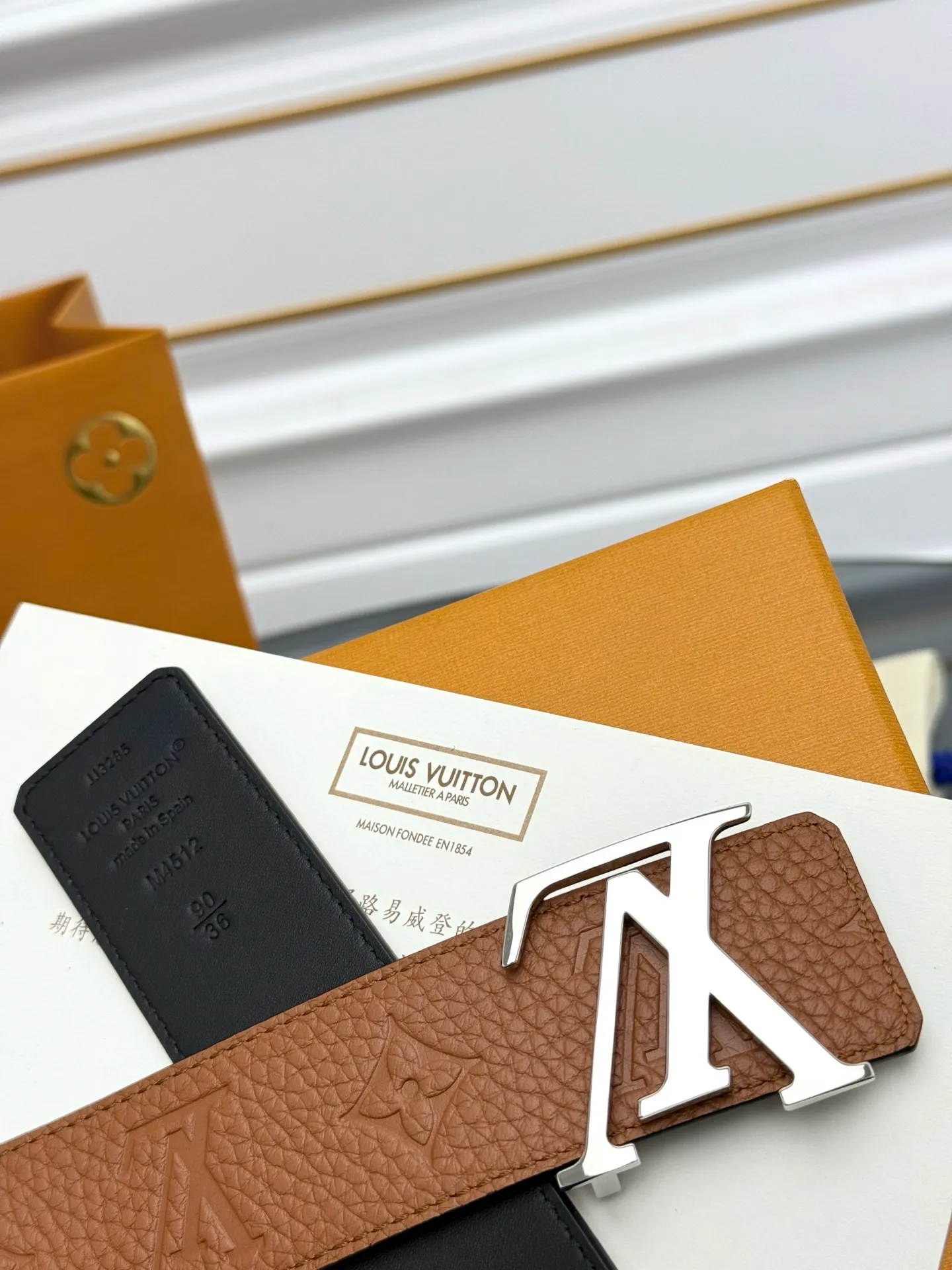💰520💰Full package💰 💍Purchase level LV⚡️🌹Trendy men's wear New belt L V NEW Width 4cm The belt surface is made of imported Togo pebbles embossed with floral patterns. Pure black original calfskin bottom. Excellent hand feel. Paired with exquisite buckles of the same color as the belt. Multi-color🉑selected. Matches original packaging📦
