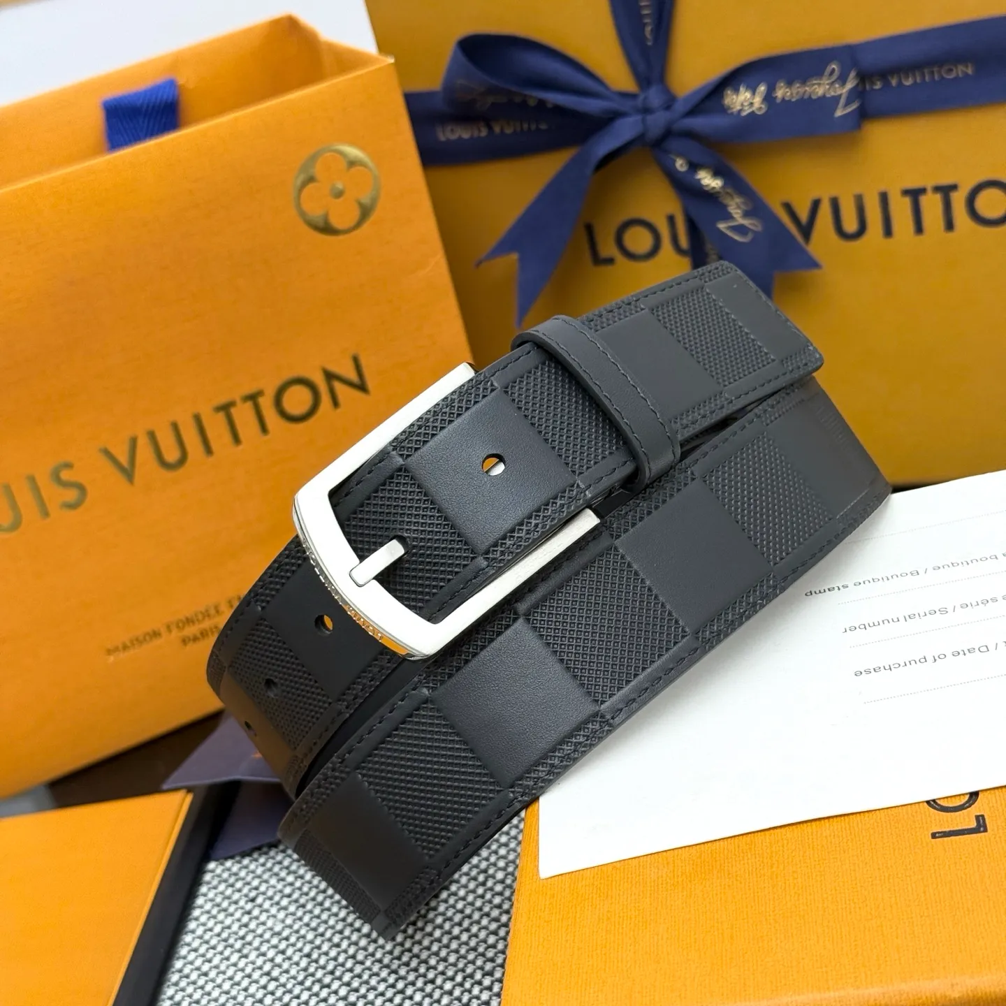 💰520💰Full package💰 💍Purchasing-grade LV⚡️🌹Drift Monogram Surplus belt reinterprets the brand heritage from a youthful perspective and tells the dynamic aesthetics of creative director Pharrell Williams. Monogram coated canvas is dipped in military colors on one side, while the reverse is in plain leather with a subtle pin buckle.