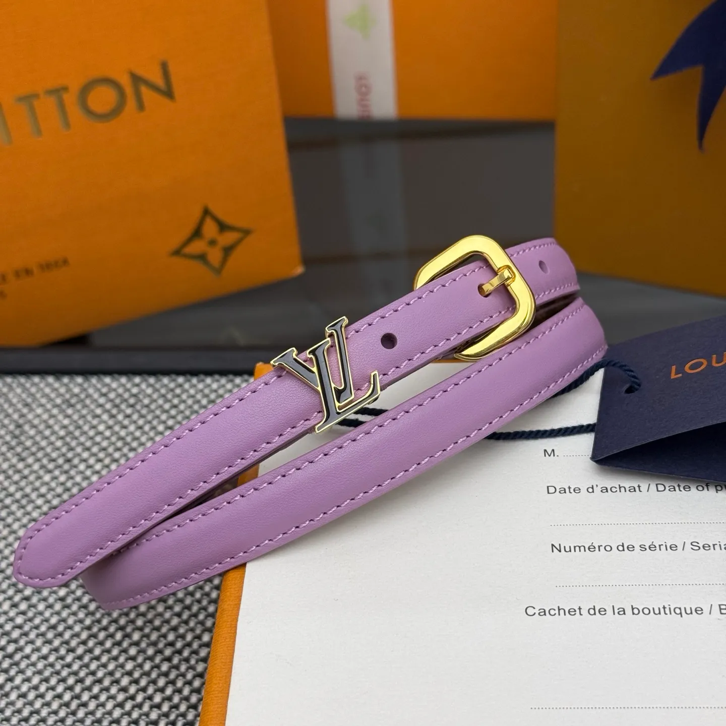 💰480💰Full package💰 💍Purchase level 1.5cm⚡️🌹LV Darling belt is made of smooth leather and Monogram canvas lining, with a marquise-shaped end to highlight the feminine style⚡️🌹The pin buckle exudes a chic atmosphere, and the glossy enamel is the finishing touch Mini LV The drawstring circle injects elegance into the brand’s classic elements⚡️🌹
