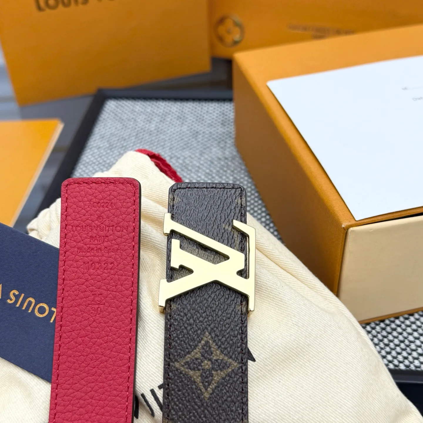 💰440💰Full package💰 💍Purchase level This style of LV Initiales⚡️Double-sided belt achieves two styles with a classic appearance⚡️Monogram canvas conveys leisure and comfort⚡️Grained cow leather reveals elegant style, matched with LV Initiales buckle⚡️Width 3.0cm