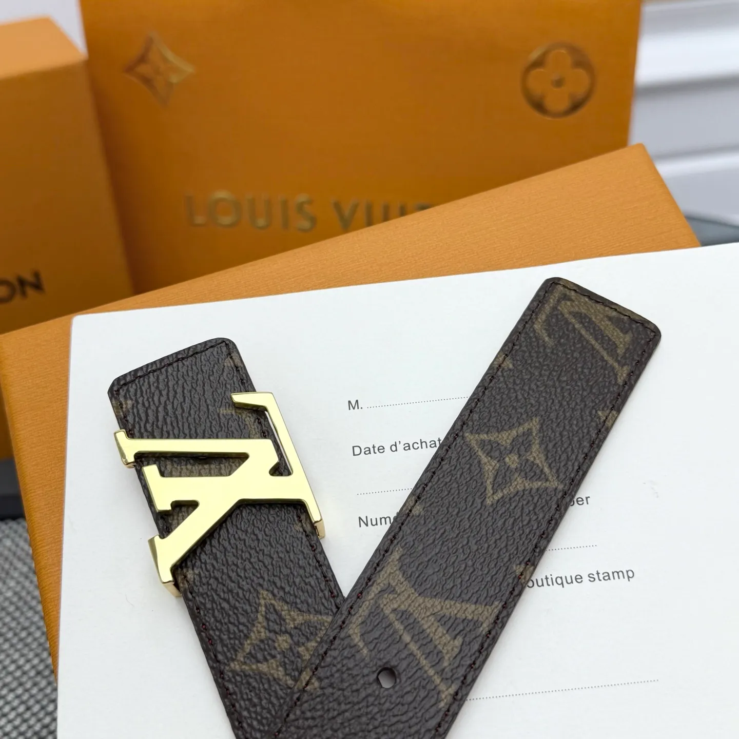 💰440💰Full package💰 💍Purchase level This style of LV Initiales⚡️Double-sided belt achieves two styles with a classic appearance⚡️Monogram canvas conveys leisure and comfort⚡️Grained cow leather reveals elegant style, matched with LV Initiales buckle⚡️Width 3.0cm