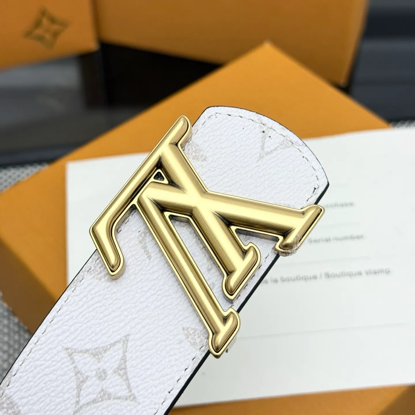 💰440💰Full package💰 💍Purchasing-grade LV Dimension⚡️🌹Double-sided belt combines creative heritage with gorgeous street style, highlighting the fashion vision of creative director Pharrell Williams. Monogram canvas covers the outer layer, and the LV Dimension metal buckle shimmers with subtle luster, making it possible to express your personality in various occasions.