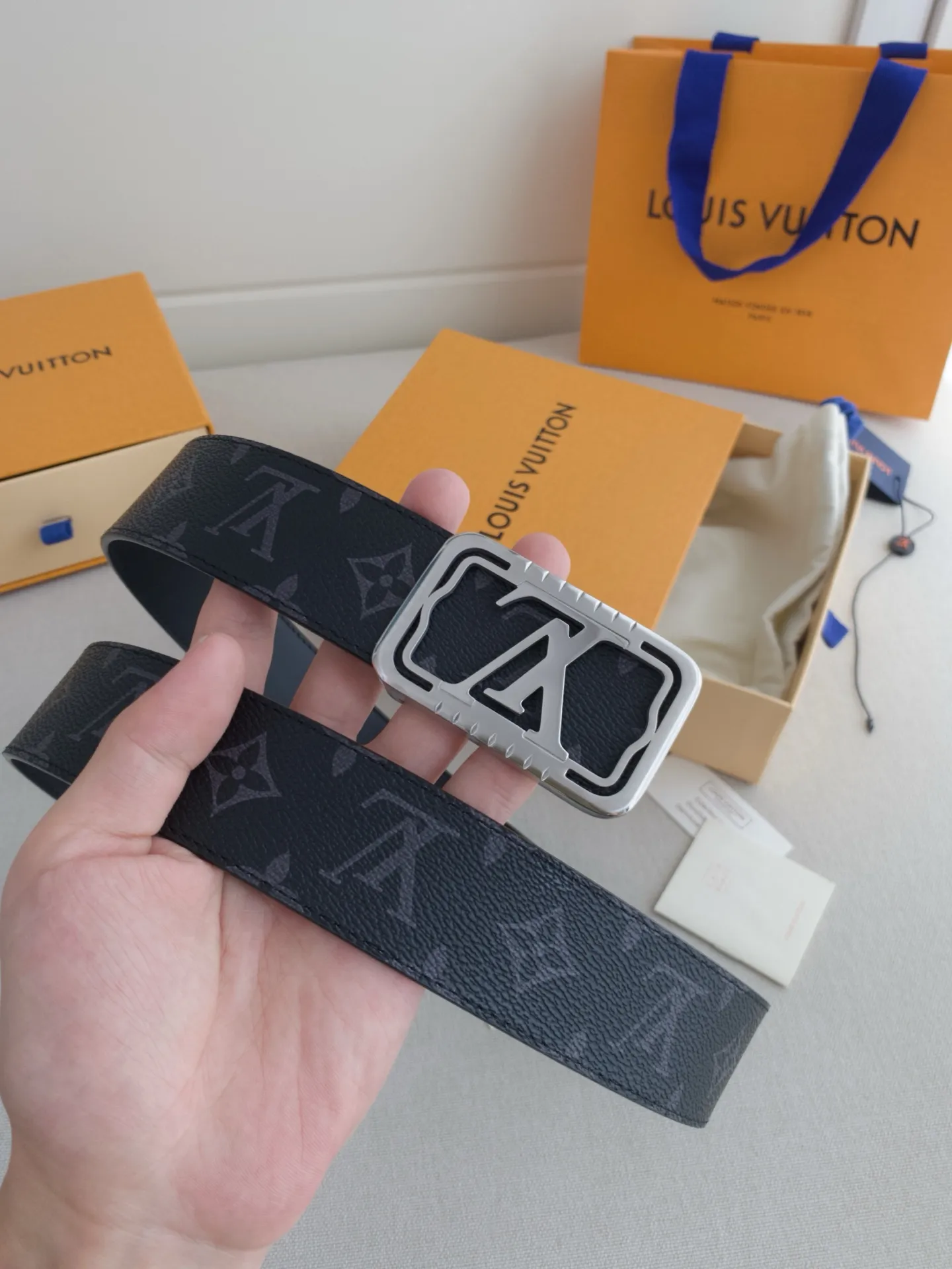 💰480💰Full package💰 💍Purchasing-grade LV luxury modern Taurillon leather, decorated with elegant and elegant iconic LV initials. Soft yet sturdy leather belt, two-tone, reversible; pairs well with everything from formal wear to casual wear. Width 4.0cm.