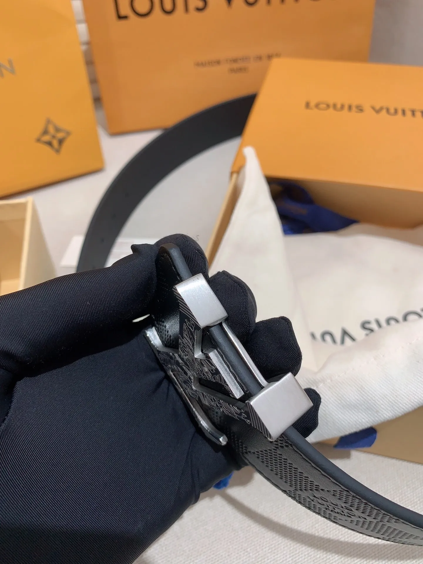💰480💰Full package💰 💍Purchase level Men's LV Louis Vuitton belt Men's classic cowhide belt with 316 stainless steel Pin buckle with engraved letters Lv buckle Width: 4.0cm