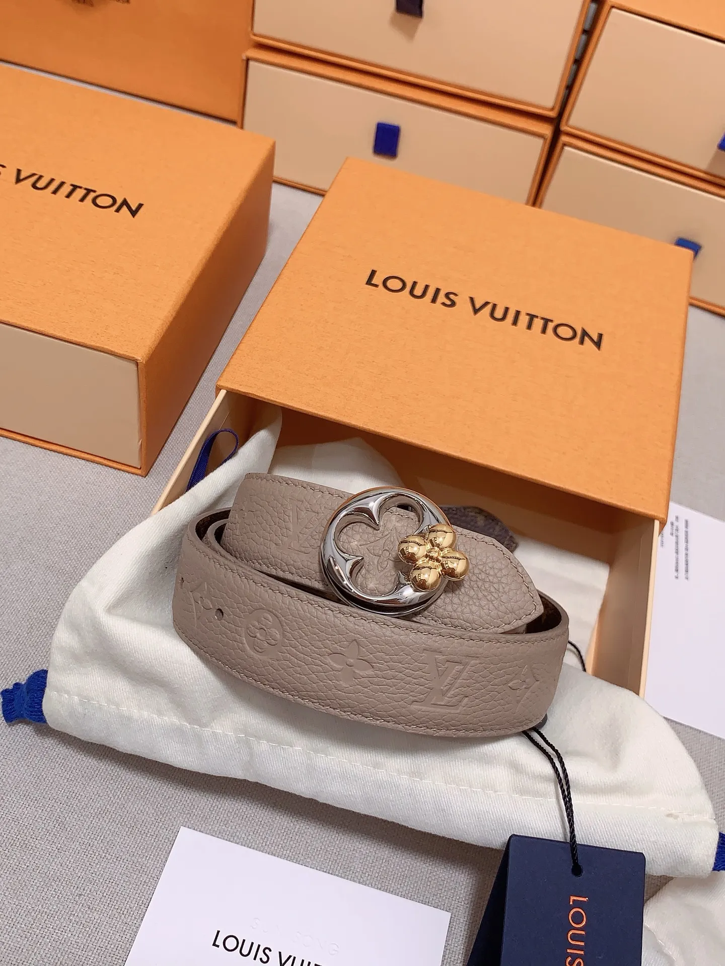 💰480💰Full package💰 💍Purchase level This 3.0cm LV Initiales double-sided belt achieves two styles with its classic appearance: Monogram canvas conveys leisure and comfort, grained cow leather reveals elegant style, and is matched with LV Initiales buckle