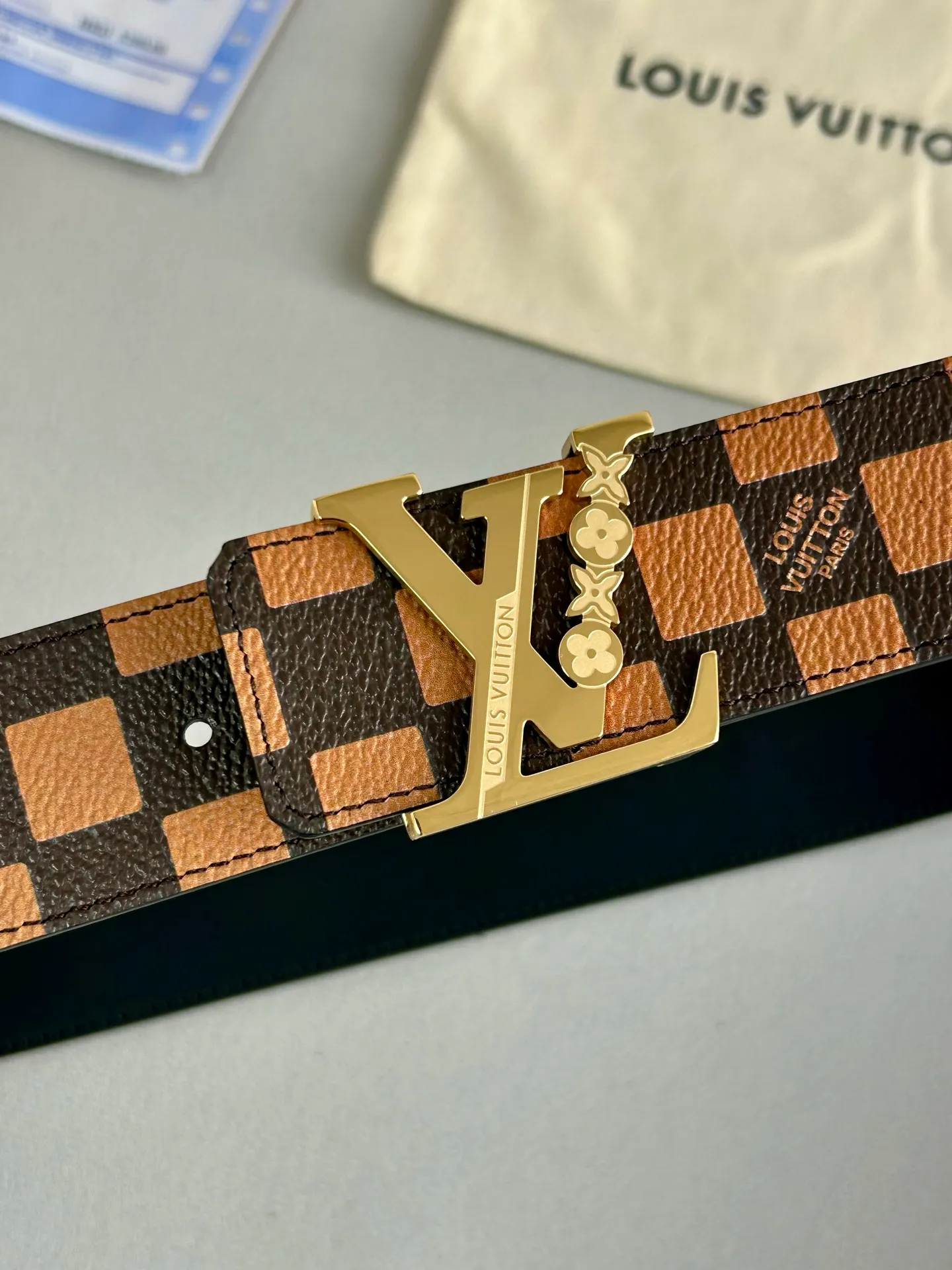 💰480💰Full set package💰 💍Purchase level LV new⚡️🌹Coffee check calfskin bottom belt, 40mm wide, with new high-quality steel buckle, perfect match for business clothing style. Timeless classic, zero difference from the original product.