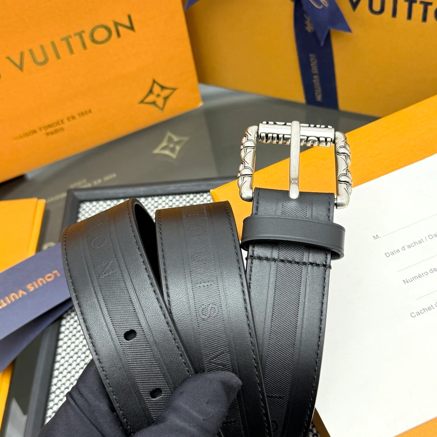 💰520💰Full package💰 💍Purchasing-grade LV⚡️🌹This Drift Rockabilly 3.5cm width belt shows strong aura and confident energy with the classic combination of deep tones and glossy metal parts. Cracked leather and intricate buckles subtly convey early rock and roll trends, breaking the traditional paradigm of men's wear.
