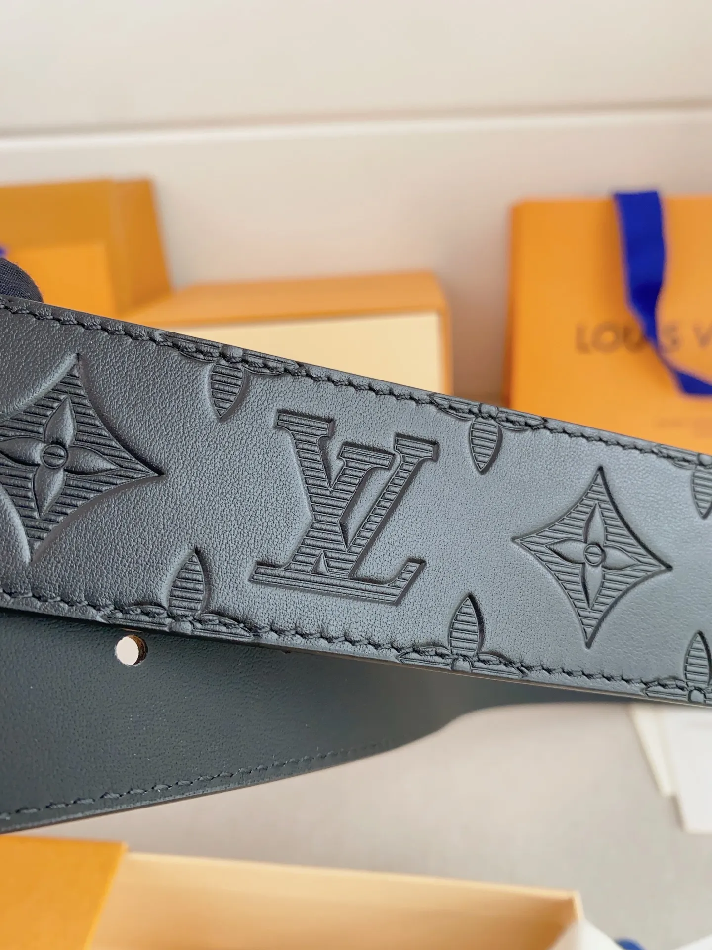 💰480💰Full package💰 💍Purchasing-grade LV⚡️🌹Luxurious modern Taurillon leather, decorated with the elegant and elegant iconic ⚡️🌹LV initials. Soft and strong belt ⚡️🌹Double-sided imported cowhide can be used on both sides; can be matched with various clothing from dresses to casual wear. Width 4.0cm