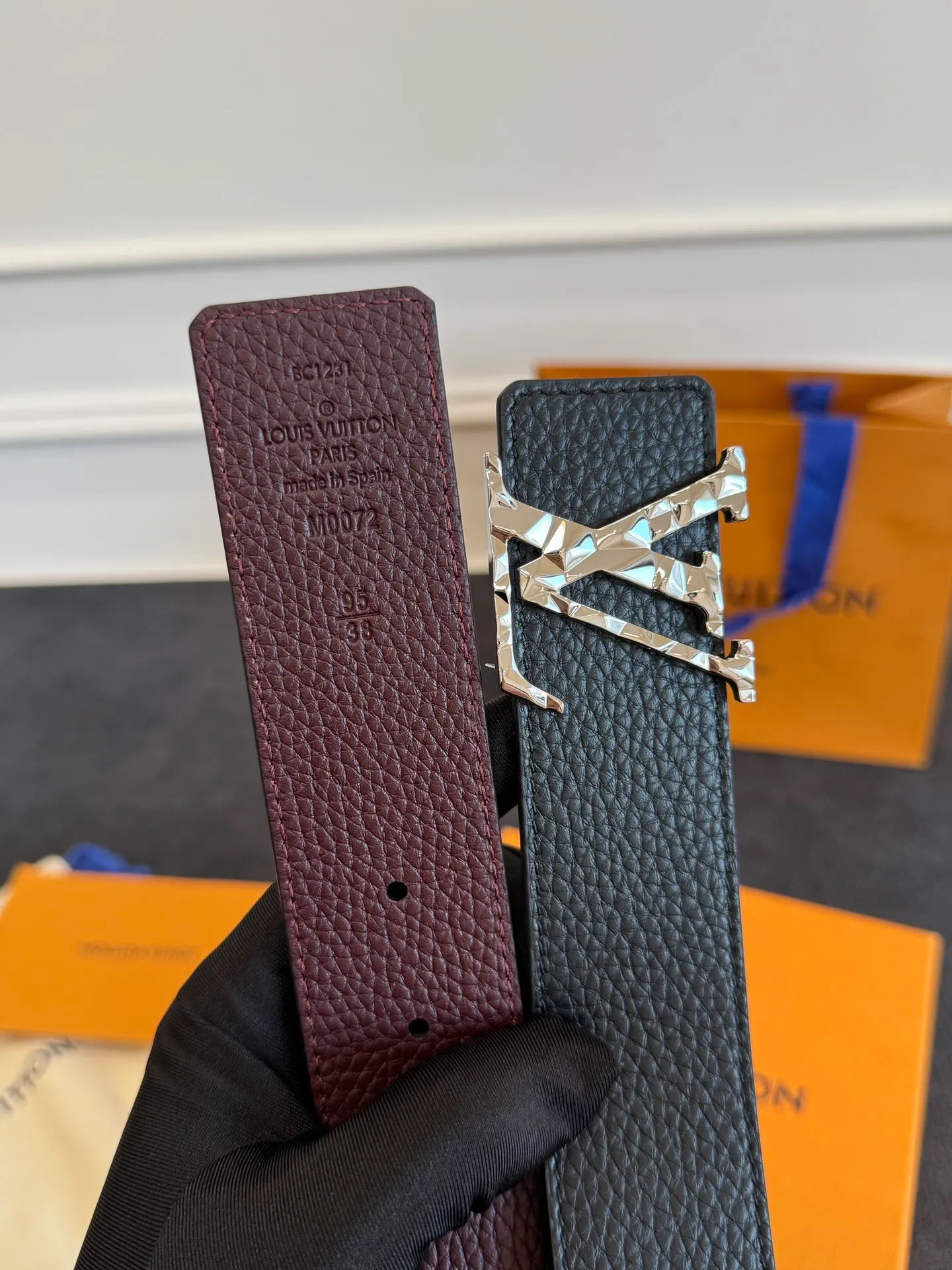 💰520💰Full package💰 💍Purchasing agent level LV men's belt⚡️🌹Small single item enhances clothes!!! Width 4.0cm⚡️🌹Selected imported calfskin on both sides. Pure cowhide with pebbled pattern on the belt. Boutique letter buckle is simple and elegant⚡️🌹Low-key and very suitable for daily use