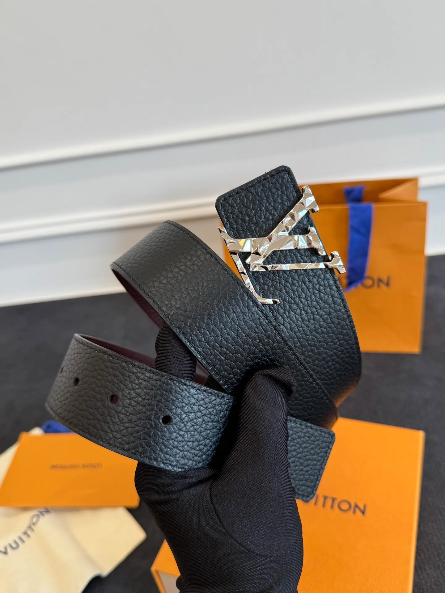 💰520💰Full package💰 💍Purchasing agent level LV men's belt⚡️🌹Small single item enhances clothes!!! Width 4.0cm⚡️🌹Selected imported calfskin on both sides. Pure cowhide with pebbled pattern on the belt. Boutique letter buckle is simple and elegant⚡️🌹Low-key and very suitable for daily use
