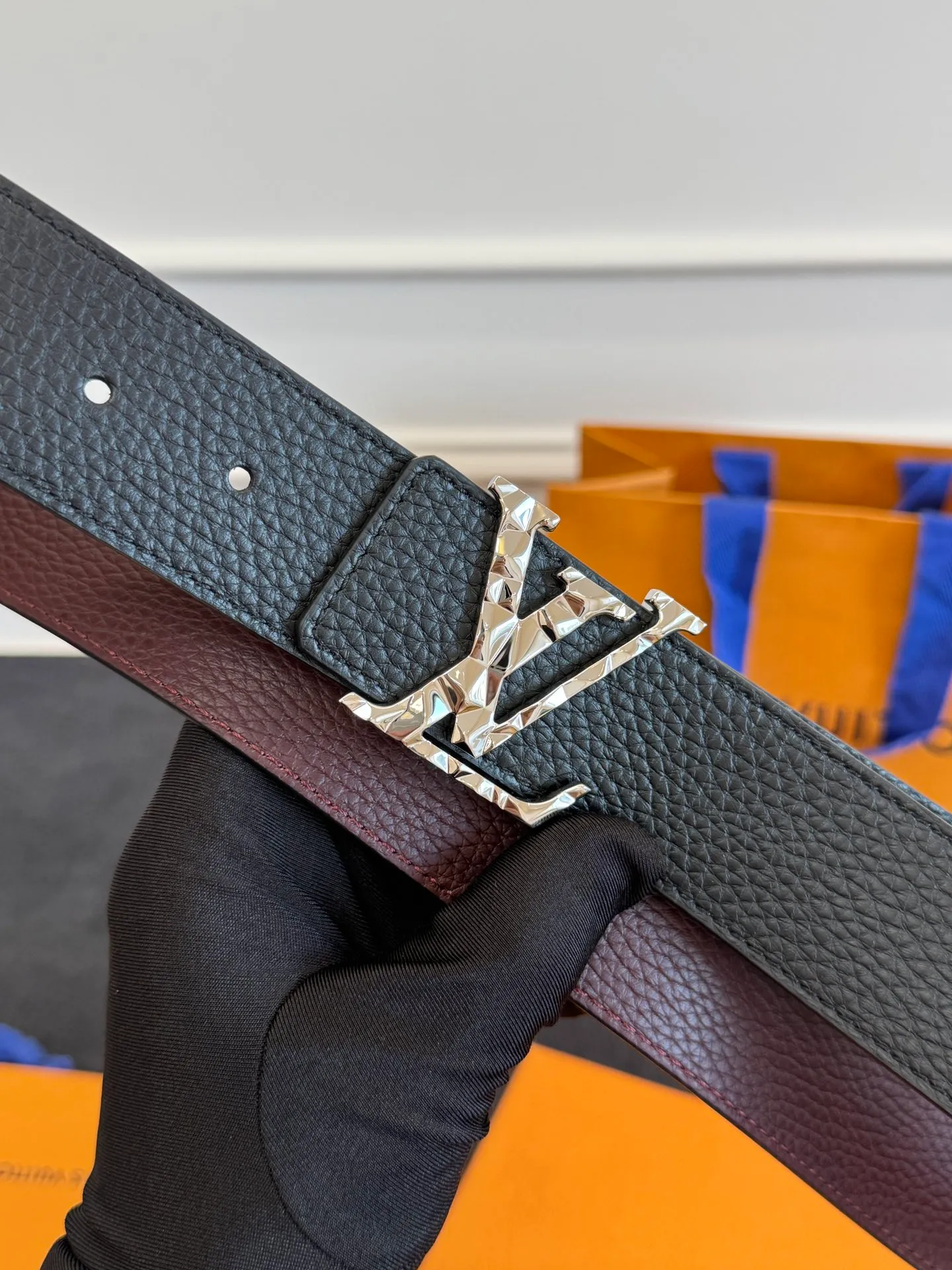 💰520💰Full package💰 💍Purchasing agent level LV men's belt⚡️🌹Small single item enhances clothes!!! Width 4.0cm⚡️🌹Selected imported calfskin on both sides. Pure cowhide with pebbled pattern on the belt. Boutique letter buckle is simple and elegant⚡️🌹Low-key and very suitable for daily use