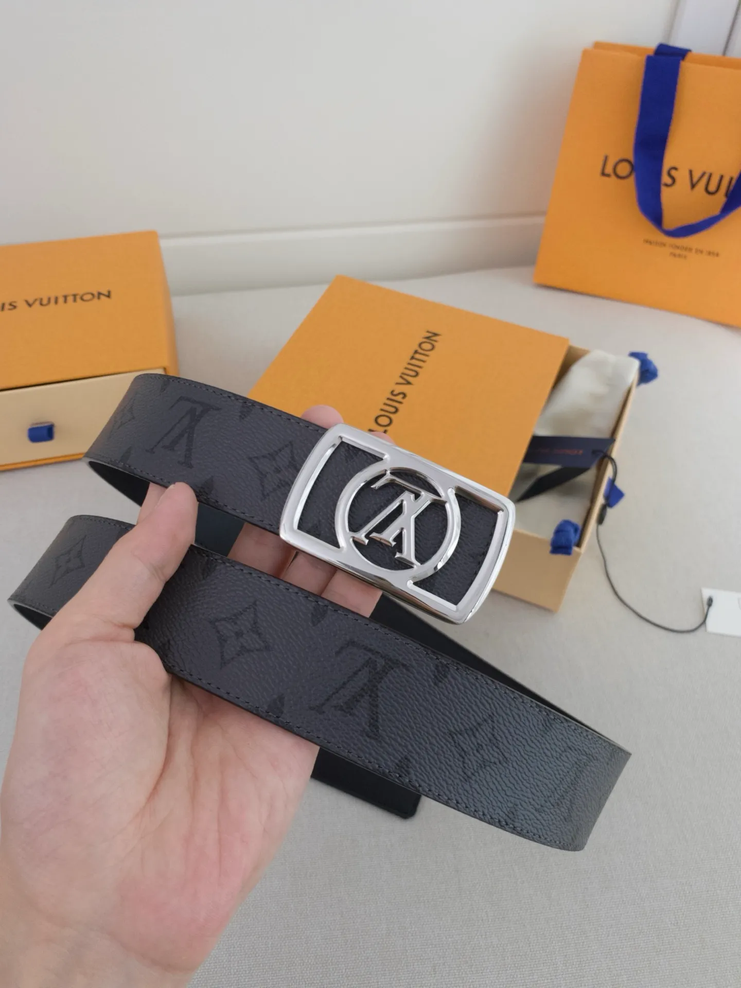 💰480💰Full package💰 💍Purchasing-grade LV luxury modern Taurillon leather, decorated with elegant and elegant iconic LV initials. Soft yet sturdy leather belt, two-tone, reversible; pairs well with everything from formal wear to casual wear. Width 4.0cm.