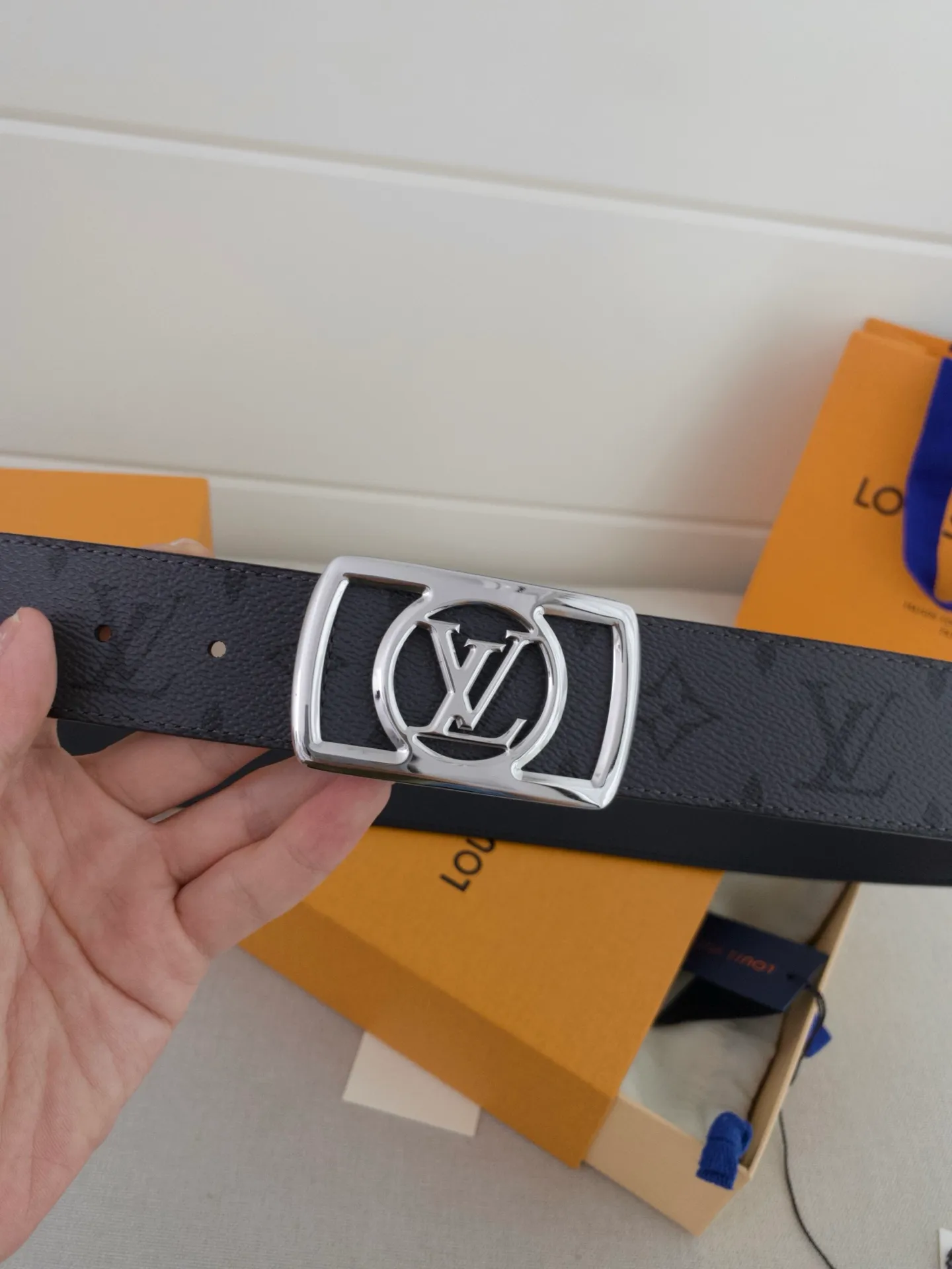 💰480💰Full package💰 💍Purchasing-grade LV luxury modern Taurillon leather, decorated with elegant and elegant iconic LV initials. Soft yet sturdy leather belt, two-tone, reversible; pairs well with everything from formal wear to casual wear. Width 4.0cm.