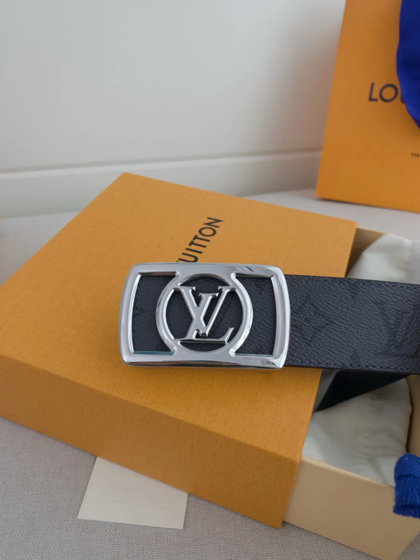 💰480💰Full package💰 💍Purchasing-grade LV luxury modern Taurillon leather, decorated with elegant and elegant iconic LV initials. Soft yet sturdy leather belt, two-tone, reversible; pairs well with everything from formal wear to casual wear. Width 4.0cm.