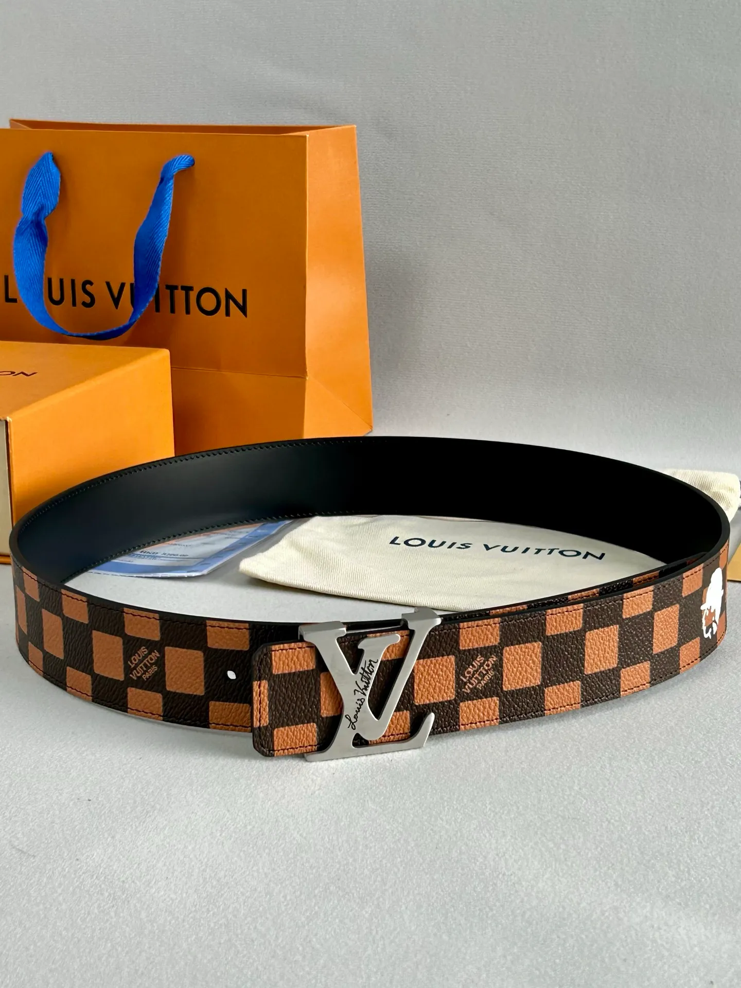 💰480💰Full set package💰 💍Purchase level LV new⚡️🌹Coffee check calfskin bottom belt, 40mm wide, with new high-quality steel buckle, perfect match for business clothing style. Timeless classic, zero difference from the original product.