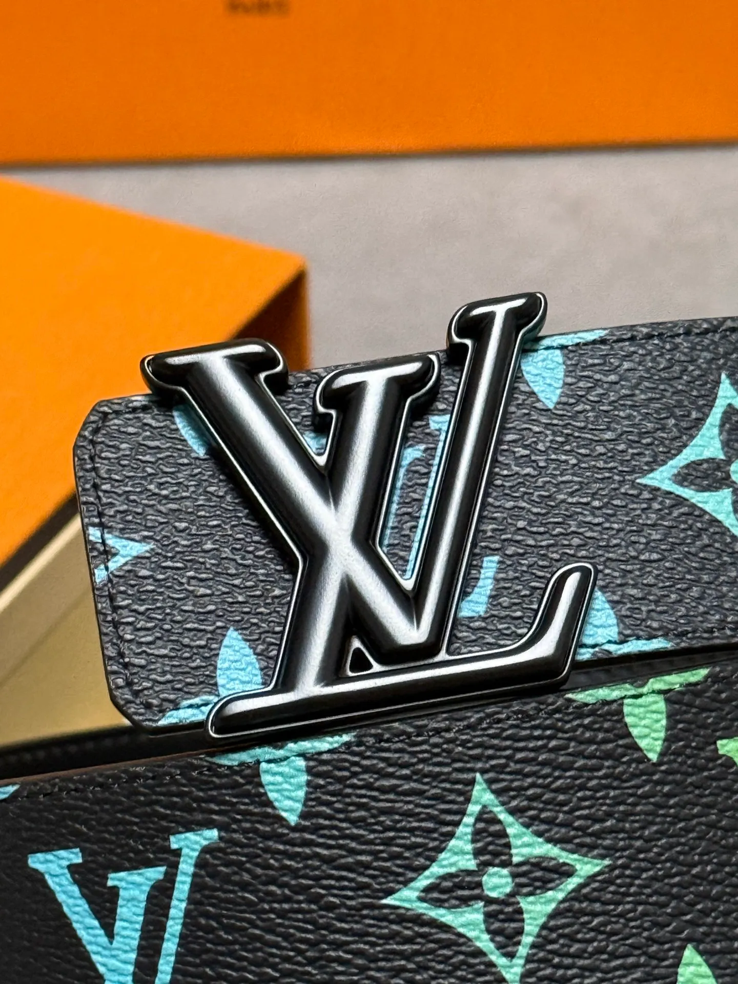 💰520💰Full package💰 💍Purchase level trendy men's wear New belt LV🆕 Width 4.0cm⚡️🌹The belt surface is made of customized canvas fabric Solid color original calfskin bottom⚡️🌹Excellent hand feel Paired with exquisite buckles in the same color as the belt⚡️🌹Double-sided🉑