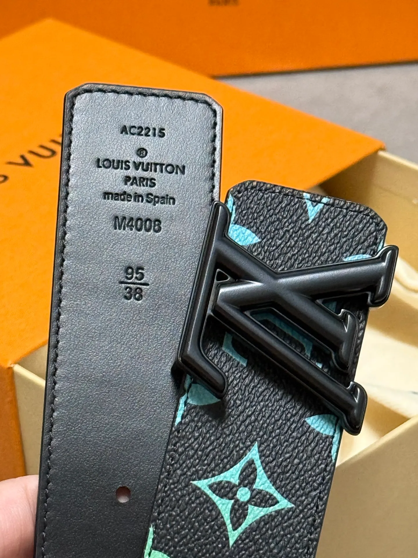 💰520💰Full package💰 💍Purchase level trendy men's wear New belt LV🆕 Width 4.0cm⚡️🌹The belt surface is made of customized canvas fabric Solid color original calfskin bottom⚡️🌹Excellent hand feel Paired with exquisite buckles in the same color as the belt⚡️🌹Double-sided🉑