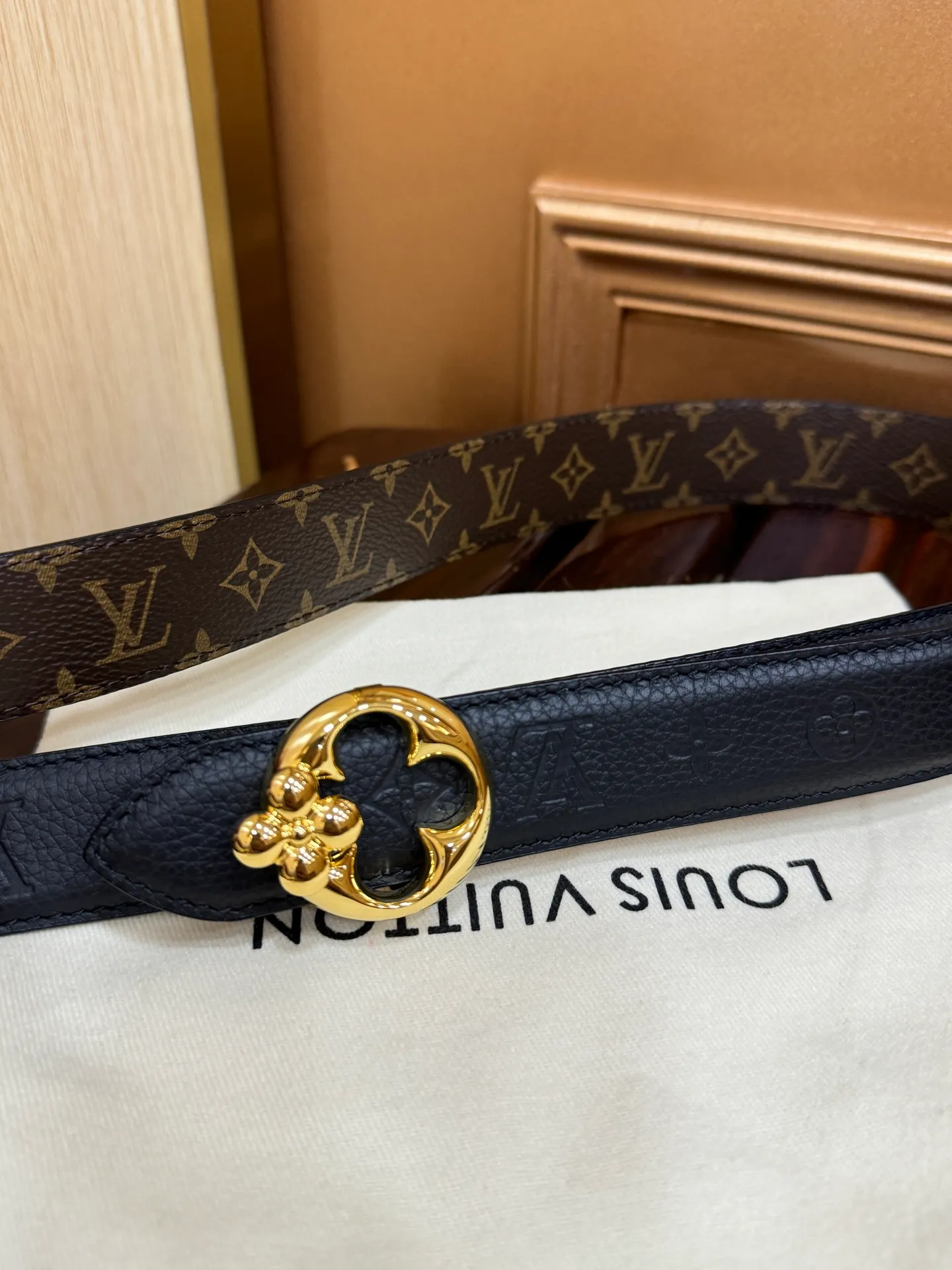 💰480💰Full package💰 💍Purchasing agent level LV women's belt⚡️🌹Width 3.0cm Customized canvas fabric/Imported Italian lychee embossed with pattern effect, ⚡️🌹Stainless steel electroplated thick gold flower-shaped hanging buckle⚡️🌹Double-sided available