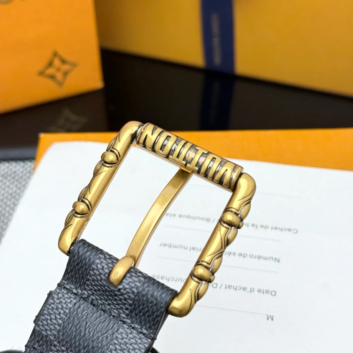 💰480💰Full package💰 💍Purchasing-grade LV⚡️🌹Drift Monogram Surplus belt reinterprets the brand heritage from a youthful perspective and tells the dynamic aesthetics of creative director Pharrell Williams. Monogram coated canvas is dipped in military colors on one side, while the reverse is in plain leather with a subtle pin buckle.