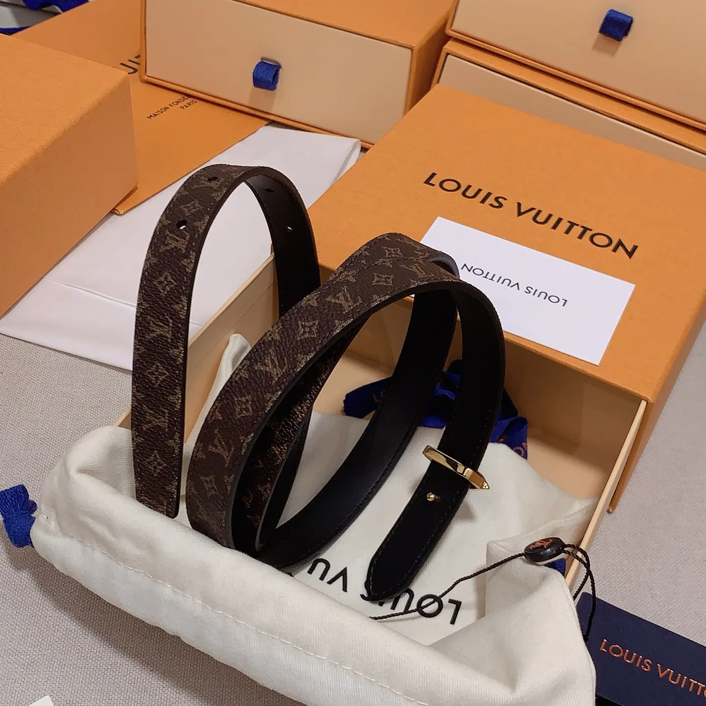 💰460💰Full package💰 💍Purchasing-grade Louis vuitton⚡️🌹Width: 1.5cm l v Takashi Murakami co-branded belt. Practical and exquisite ⚡️🌹Exquisite and beautiful 1.5mm women's belt⚡️🌹With a flower-shaped enamel effect letter buckle, the upper body effect is great.