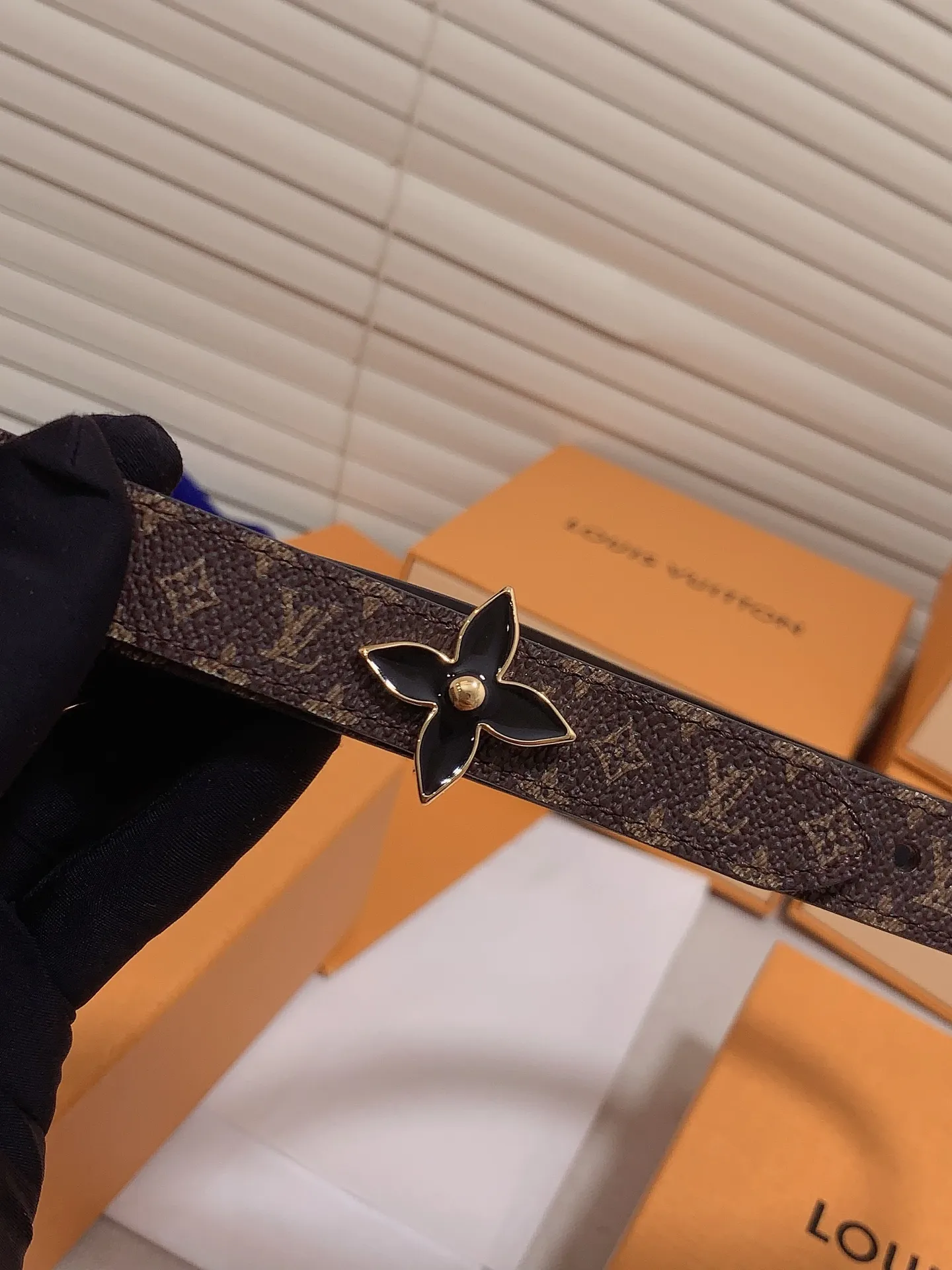 💰460💰Full package💰 💍Purchasing-grade Louis vuitton⚡️🌹Width: 1.5cm l v Takashi Murakami co-branded belt. Practical and exquisite ⚡️🌹Exquisite and beautiful 1.5mm women's belt⚡️🌹With a flower-shaped enamel effect letter buckle, the upper body effect is great.