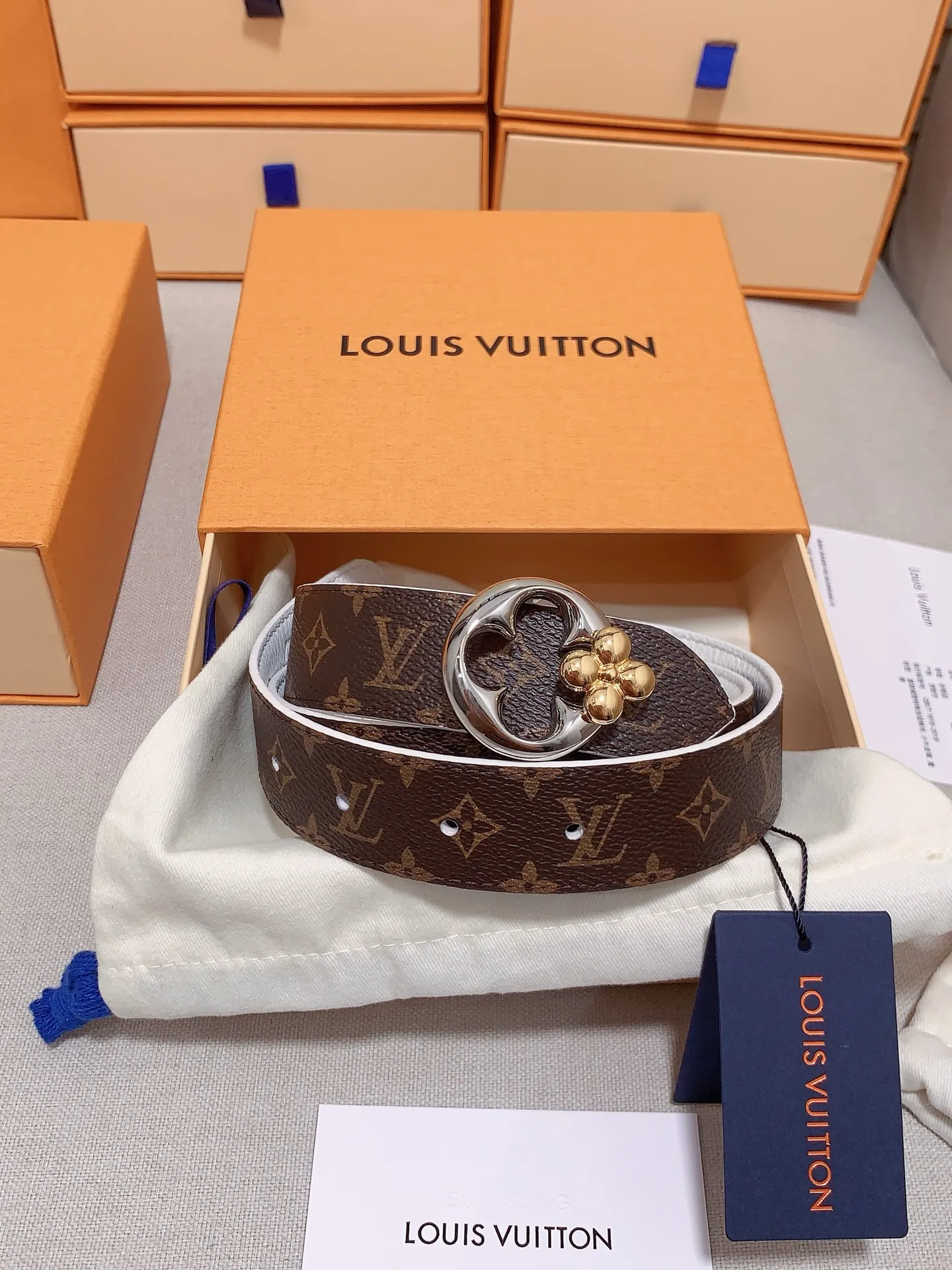💰480💰Full package💰 💍Purchase level This 3.0cm LV Initiales double-sided belt achieves two styles with its classic appearance: Monogram canvas conveys leisure and comfort, grained cow leather reveals elegant style, and is matched with LV Initiales buckle