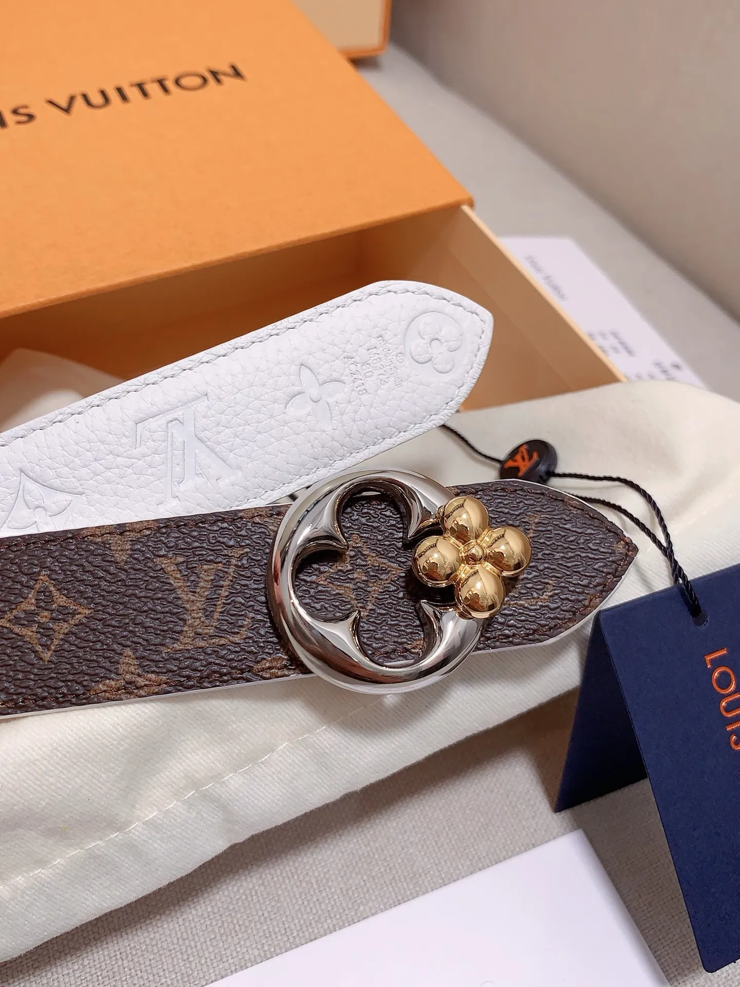💰480💰Full package💰 💍Purchase level This 3.0cm LV Initiales double-sided belt achieves two styles with its classic appearance: Monogram canvas conveys leisure and comfort, grained cow leather reveals elegant style, and is matched with LV Initiales buckle