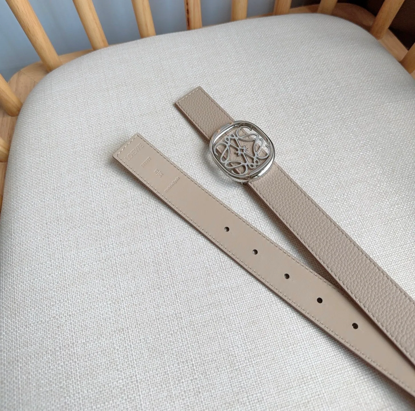 💰440💰Full package💰 💍Purchasing-grade LOEWE counter’s latest belt of the same style [Celebration][Celebration] The belt is made of soft grained cow leather and smooth cow leather. Equipped with LOEWE Anagram pin buckle. Excellent craftsmanship. Personalized shape. Exquisite material. Width: 2.8cm.