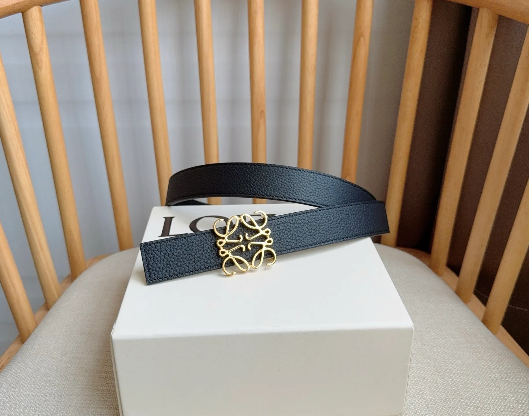 💰440💰Full package💰 💍Purchasing-grade LOEWE counter’s latest belt of the same style [Celebration][Celebration] The belt is made of soft grained cow leather and smooth cow leather. Equipped with LOEWE Anagram pin buckle. Excellent craftsmanship. Personalized shape. Exquisite material. Width: 2.8cm.