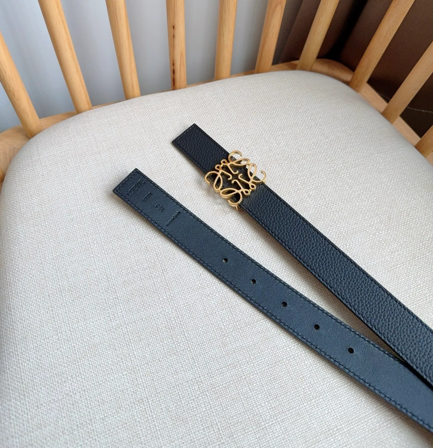 💰440💰Full package💰 💍Purchasing-grade LOEWE counter’s latest belt of the same style [Celebration][Celebration] The belt is made of soft grained cow leather and smooth cow leather. Equipped with LOEWE Anagram pin buckle. Excellent craftsmanship. Personalized shape. Exquisite material. Width: 2.8cm.