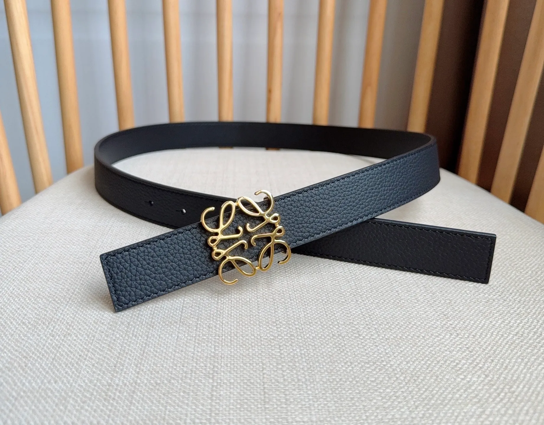 💰440💰Full package💰 💍Purchasing-grade LOEWE counter’s latest belt of the same style [Celebration][Celebration] The belt is made of soft grained cow leather and smooth cow leather. Equipped with LOEWE Anagram pin buckle. Excellent craftsmanship. Personalized shape. Exquisite material. Width: 2.8cm.
