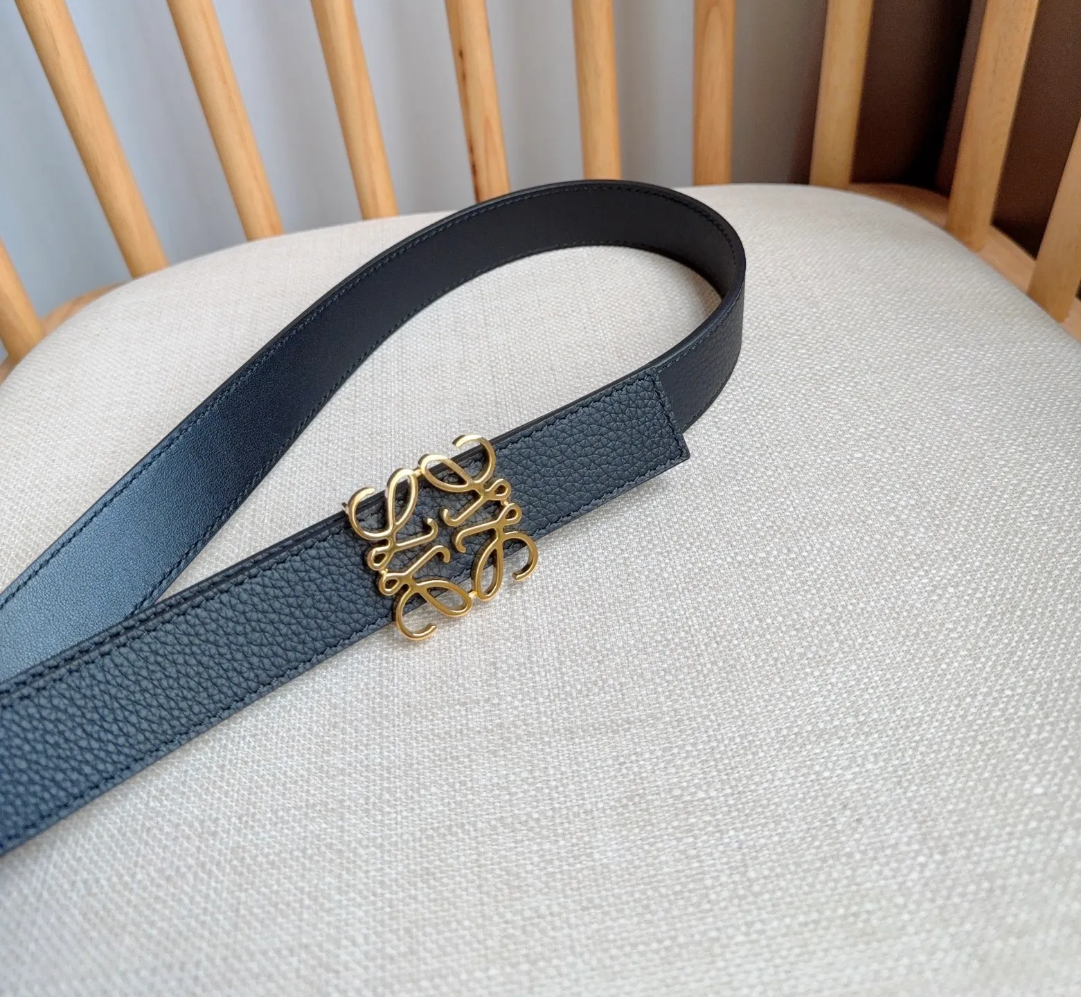 💰440💰Full package💰 💍Purchasing-grade LOEWE counter’s latest belt of the same style [Celebration][Celebration] The belt is made of soft grained cow leather and smooth cow leather. Equipped with LOEWE Anagram pin buckle. Excellent craftsmanship. Personalized shape. Exquisite material. Width: 2.8cm.