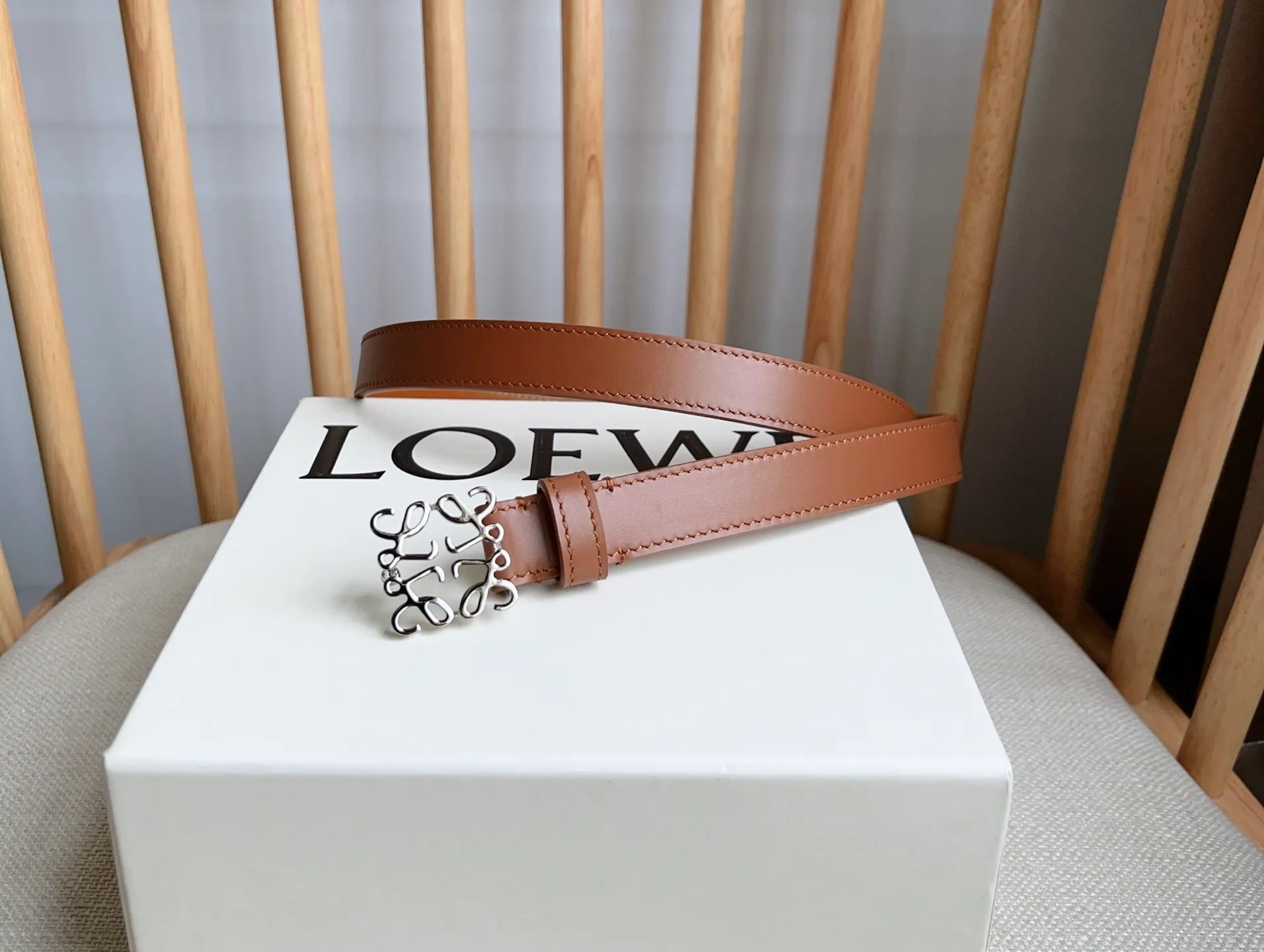 💰440💰Full package💰 💍Purchase level LOEWE⚡️The latest belt of the same model at the counter [Celebration][Celebration] Made of smooth cow leather narrow belt with Anagram padlock pin buckle⚡️Excellent craftsmanship Personalized shape Exquisite material⚡️Width: 2.0cm