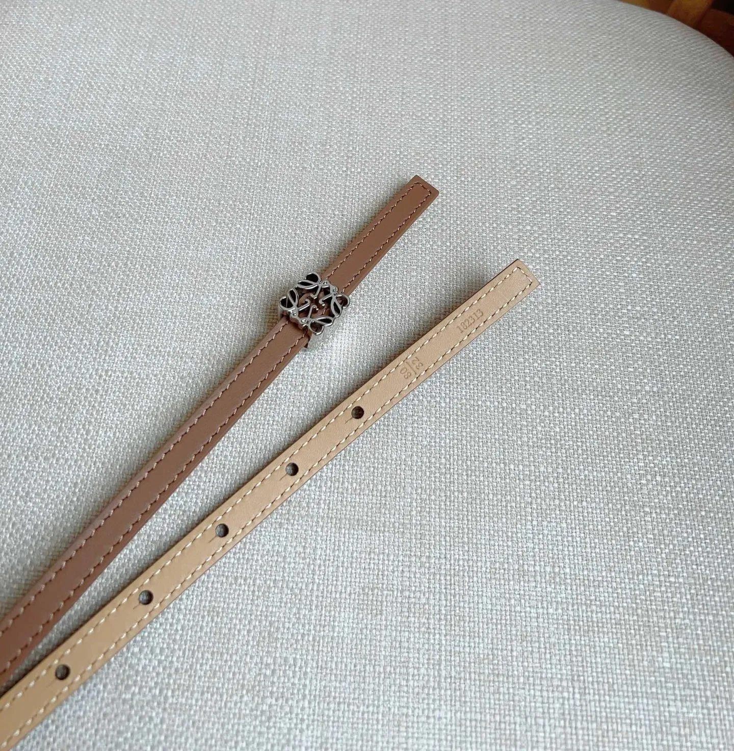 💰440💰Complete package💰 💍Purchasing-grade LOEWE counter's latest belt of the same style [Celebration][Celebration] Made of smooth cow leather double-sided belt, bright Anagram cube pin buckle, five-hole adjustment, excellent craftsmanship, personalized shape, exquisite material, width: 1.0cm