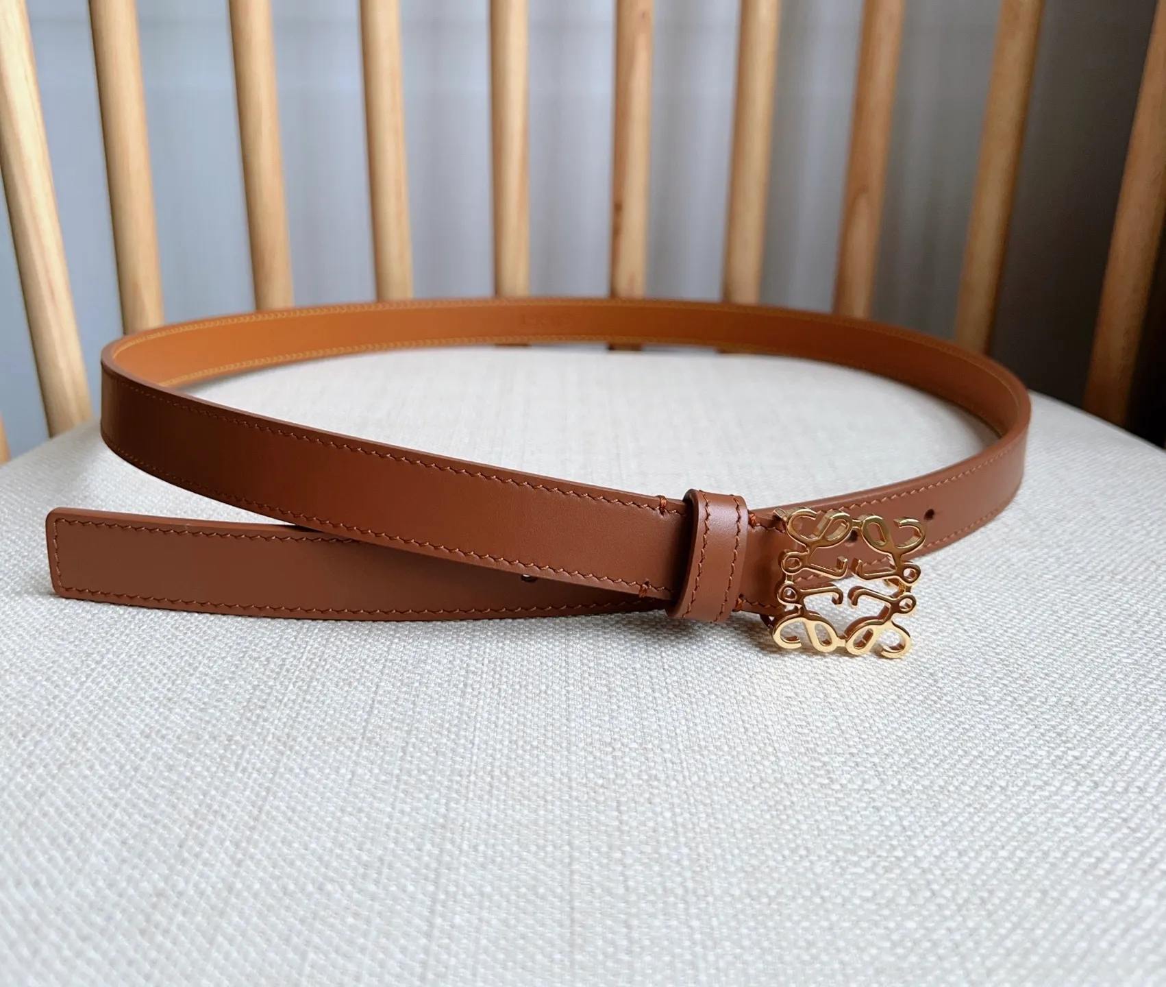 💰440💰Full package💰 💍Purchase level LOEWE⚡️The latest belt of the same model at the counter [Celebration][Celebration] Made of smooth cow leather narrow belt with Anagram padlock pin buckle⚡️Excellent craftsmanship Personalized shape Exquisite material⚡️Width: 2.0cm