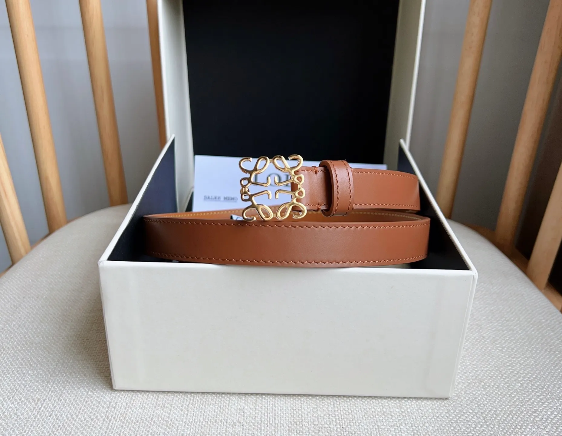 💰440💰Full package💰 💍Purchase level LOEWE⚡️The latest belt of the same model at the counter [Celebration][Celebration] Made of smooth cow leather narrow belt with Anagram padlock pin buckle⚡️Excellent craftsmanship Personalized shape Exquisite material⚡️Width: 2.0cm