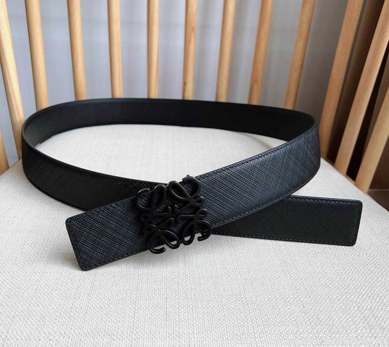 💰480💰Full package💰 💍Purchasing-grade LOEWE⚡️🌹The latest counter belt of the same style, double-sided first-layer cowhide⚡️🌹Simple shape and exquisite material quality, committed to creating fashionable products in different fields⚡️🌹Width: 4.0cm