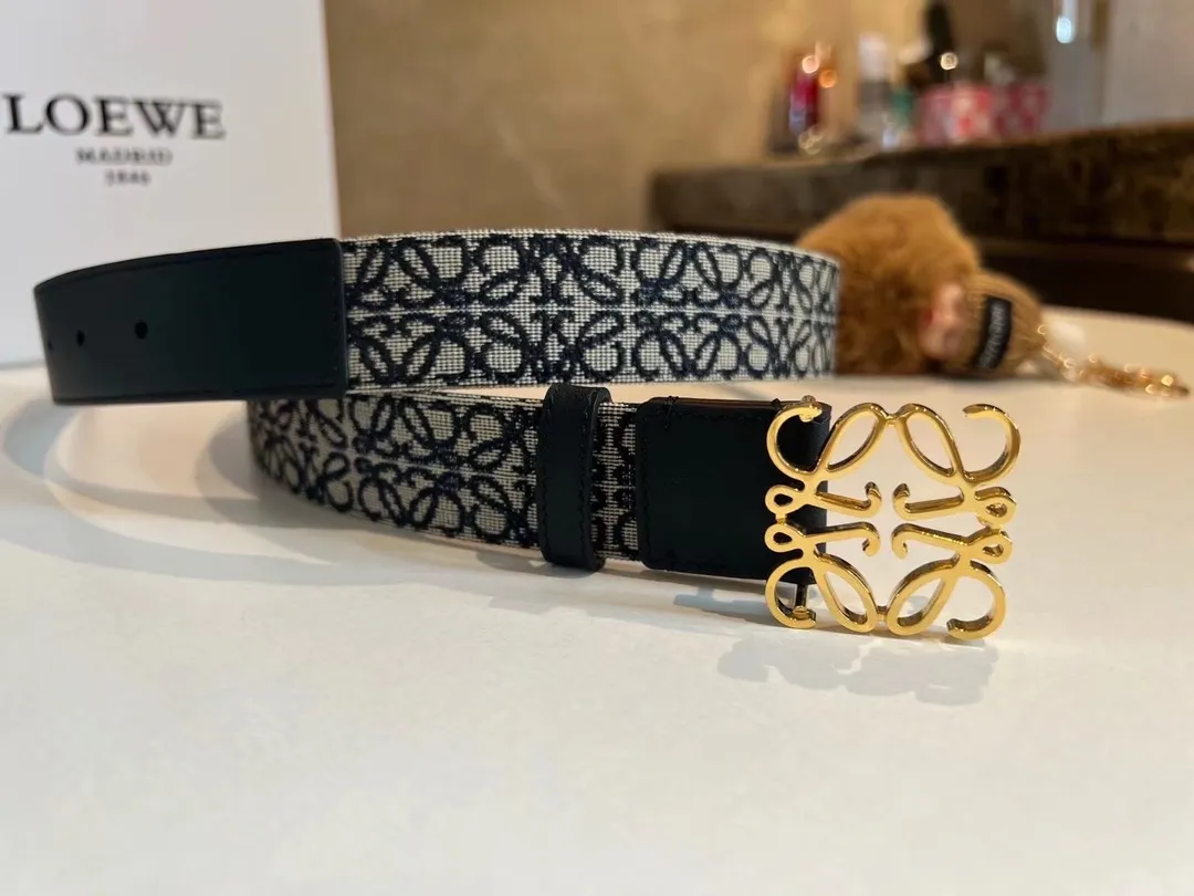 💰480💰Full package💰 💍Purchasing-grade belt recommendation—LOEVE's new logo jacquard women's belt. The jacquard fabric is woven with a unique process and has uneven texture and a strong three-dimensional effect. At the same time, the jacquard yarn requires excellent quality and a higher grade. 3.0cm.
