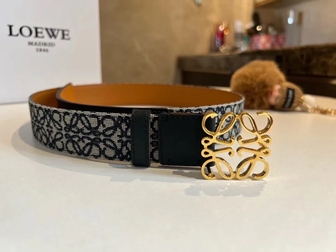💰480💰Full package💰 💍Purchasing-grade belt recommendation—LOEVE's new logo jacquard women's belt. The jacquard fabric is woven with a unique process and has uneven texture and a strong three-dimensional effect. At the same time, the jacquard yarn requires excellent quality and a higher grade. 3.0cm.