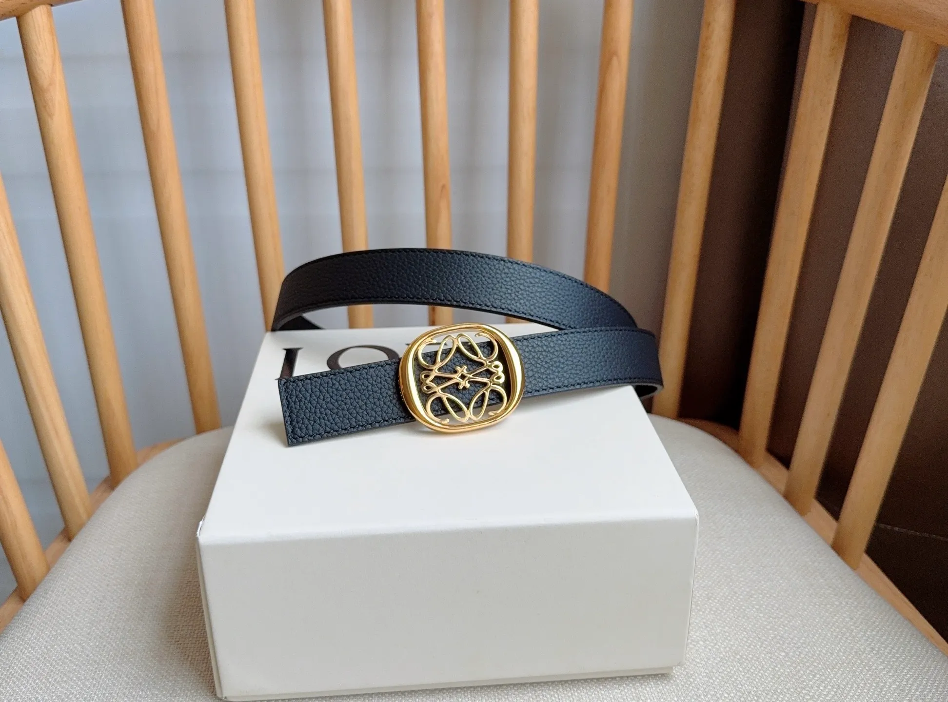 💰440💰Full package💰 💍Purchasing-grade LOEWE counter’s latest belt of the same style [Celebration][Celebration] The belt is made of soft grained cow leather and smooth cow leather. Equipped with LOEWE Anagram pin buckle. Excellent craftsmanship. Personalized shape. Exquisite material. Width: 2.8cm.
