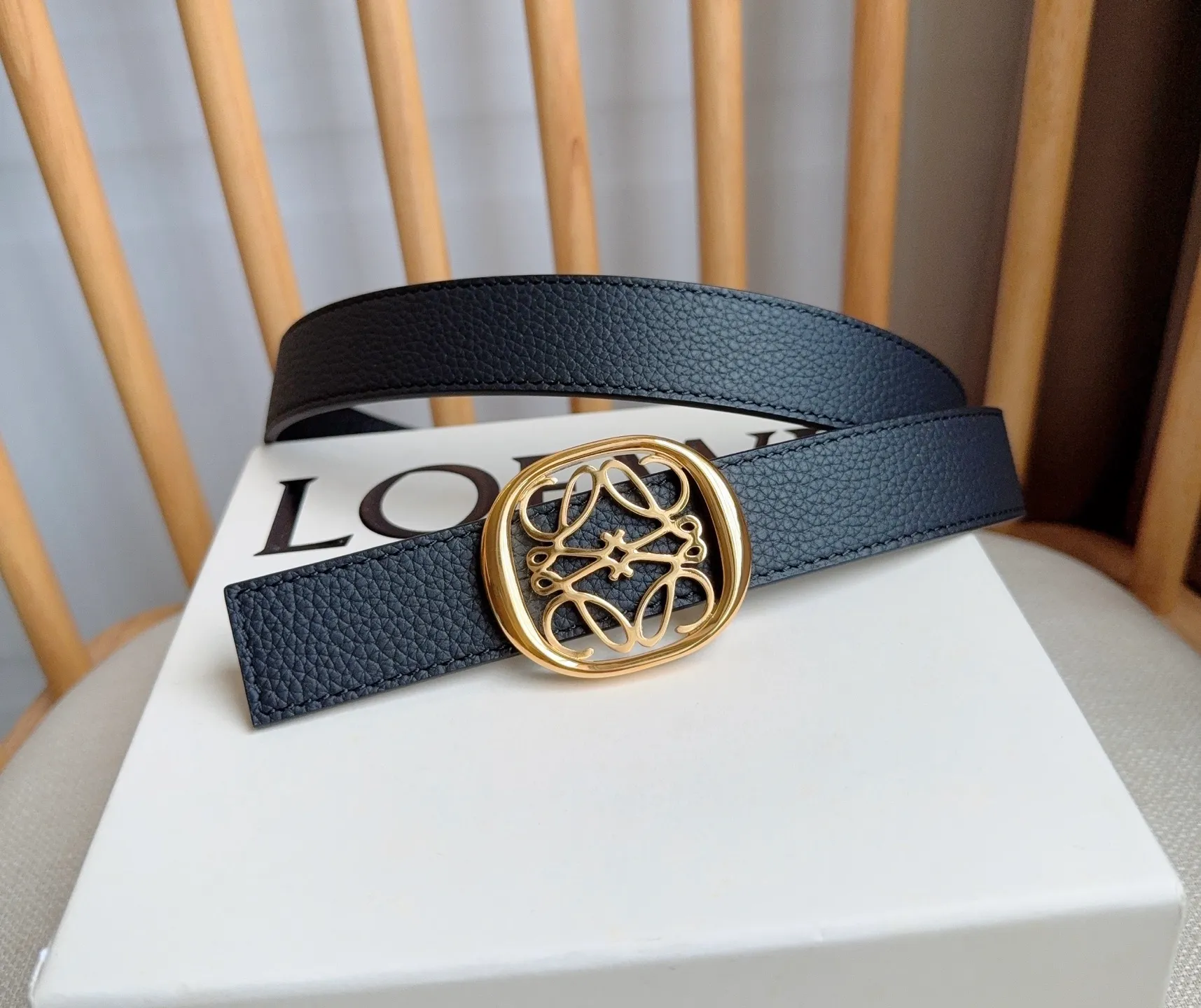 💰440💰Full package💰 💍Purchasing-grade LOEWE counter’s latest belt of the same style [Celebration][Celebration] The belt is made of soft grained cow leather and smooth cow leather. Equipped with LOEWE Anagram pin buckle. Excellent craftsmanship. Personalized shape. Exquisite material. Width: 2.8cm.