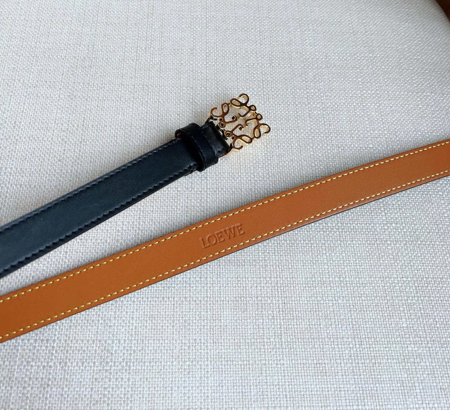 💰440💰Full package💰 💍Purchase level LOEWE⚡️The latest belt of the same model at the counter [Celebration][Celebration] Made of smooth cow leather narrow belt with Anagram padlock pin buckle⚡️Excellent craftsmanship Personalized shape Exquisite material⚡️Width: 2.0cm
