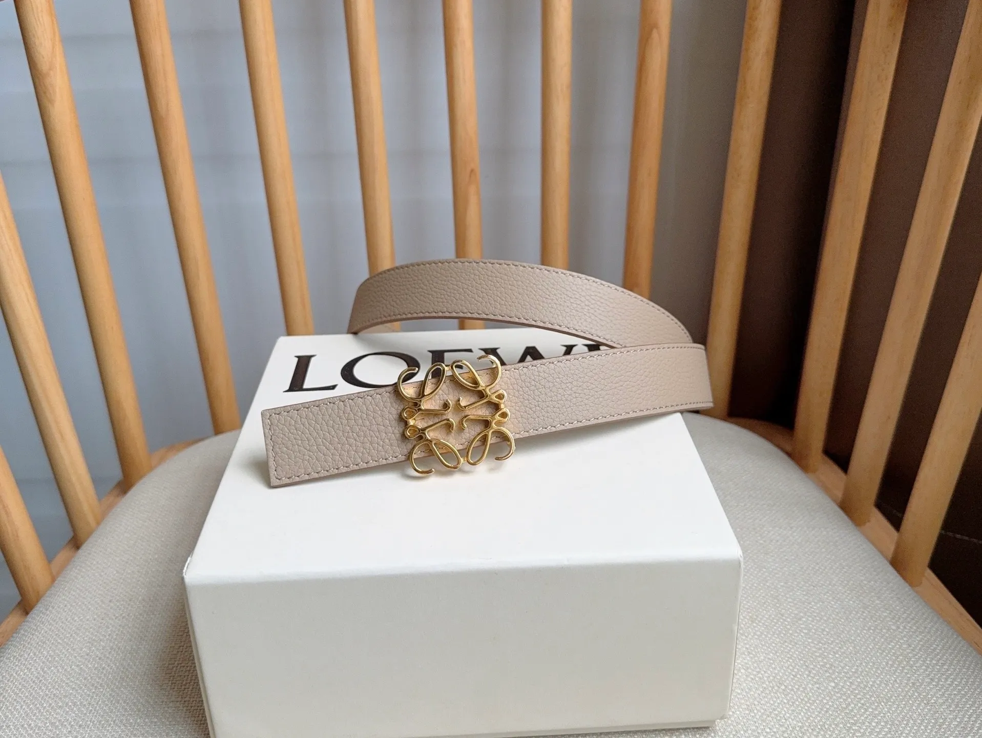 💰440💰Full package💰 💍Purchasing-grade LOEWE counter’s latest belt of the same style [Celebration][Celebration] The belt is made of soft grained cow leather and smooth cow leather. Equipped with LOEWE Anagram pin buckle. Excellent craftsmanship. Personalized shape. Exquisite material. Width: 2.8cm.