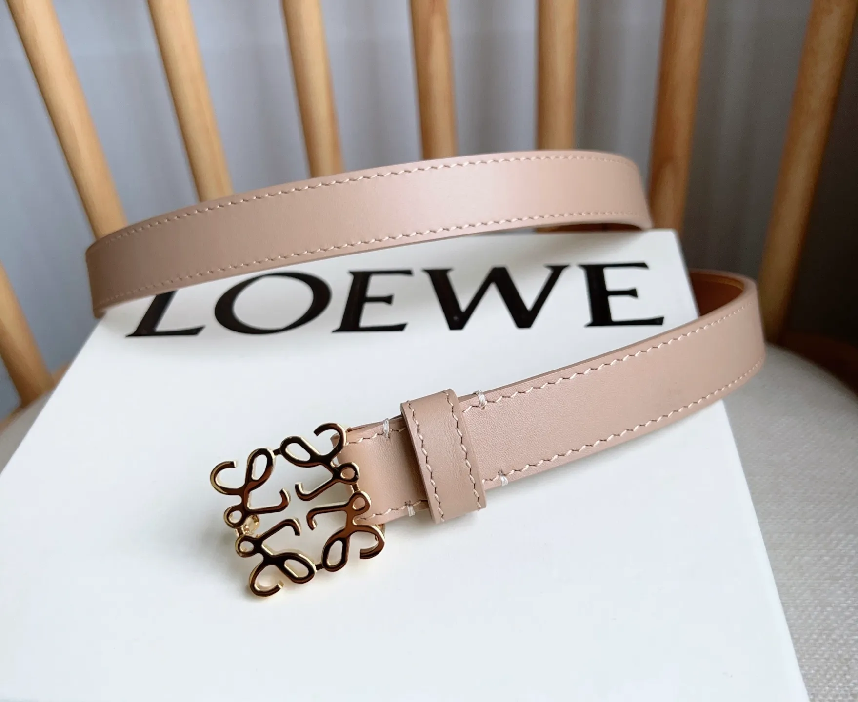 💰440💰Full package💰 💍Purchase level LOEWE⚡️The latest belt of the same model at the counter [Celebration][Celebration] Made of smooth cow leather narrow belt with Anagram padlock pin buckle⚡️Excellent craftsmanship Personalized shape Exquisite material⚡️Width: 2.0cm