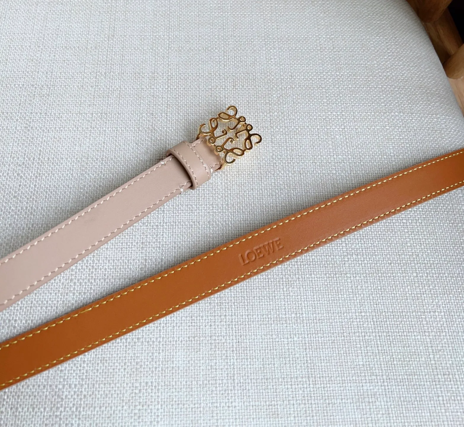 💰440💰Full package💰 💍Purchase level LOEWE⚡️The latest belt of the same model at the counter [Celebration][Celebration] Made of smooth cow leather narrow belt with Anagram padlock pin buckle⚡️Excellent craftsmanship Personalized shape Exquisite material⚡️Width: 2.0cm