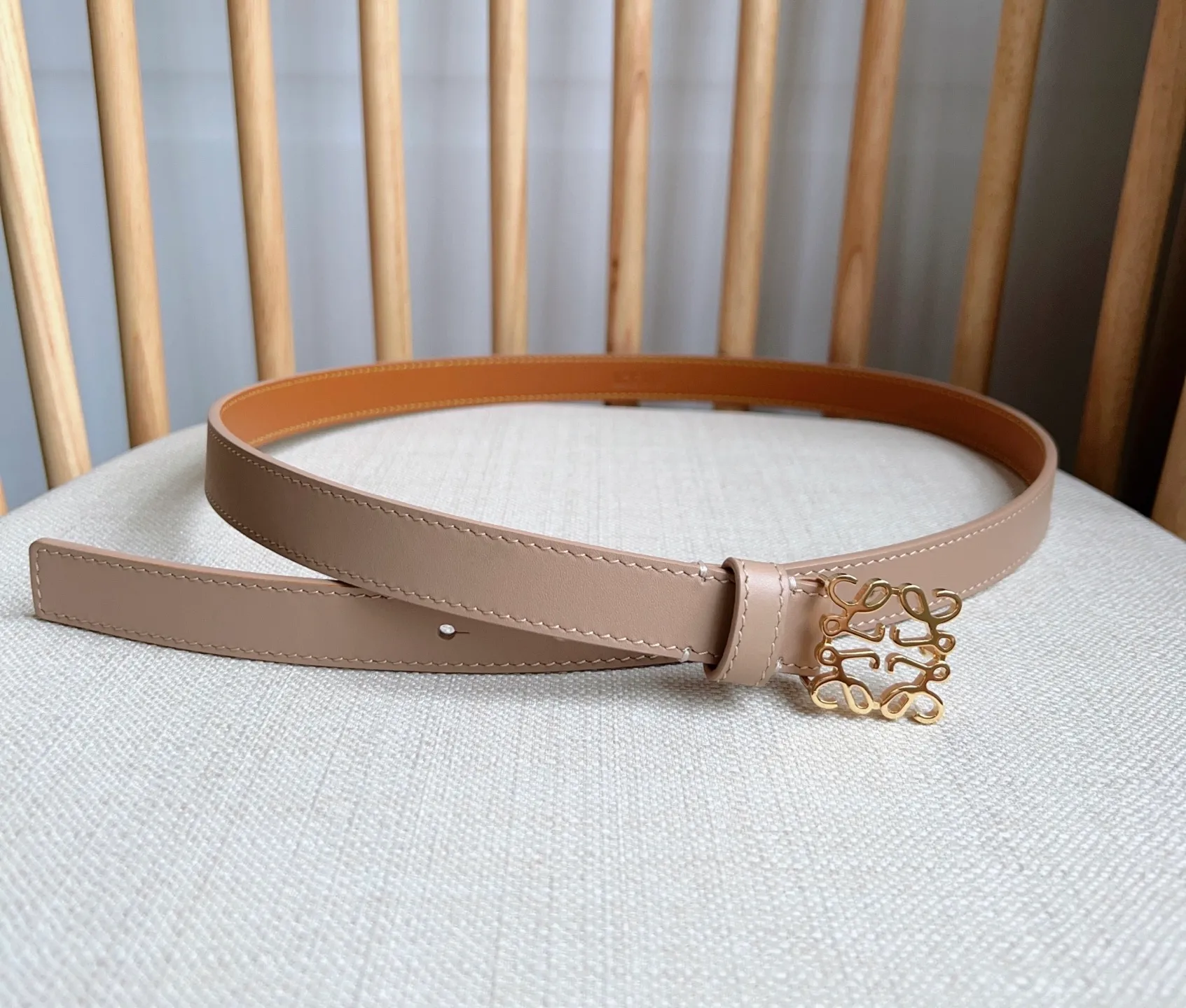 💰440💰Full package💰 💍Purchase level LOEWE⚡️The latest belt of the same model at the counter [Celebration][Celebration] Made of smooth cow leather narrow belt with Anagram padlock pin buckle⚡️Excellent craftsmanship Personalized shape Exquisite material⚡️Width: 2.0cm